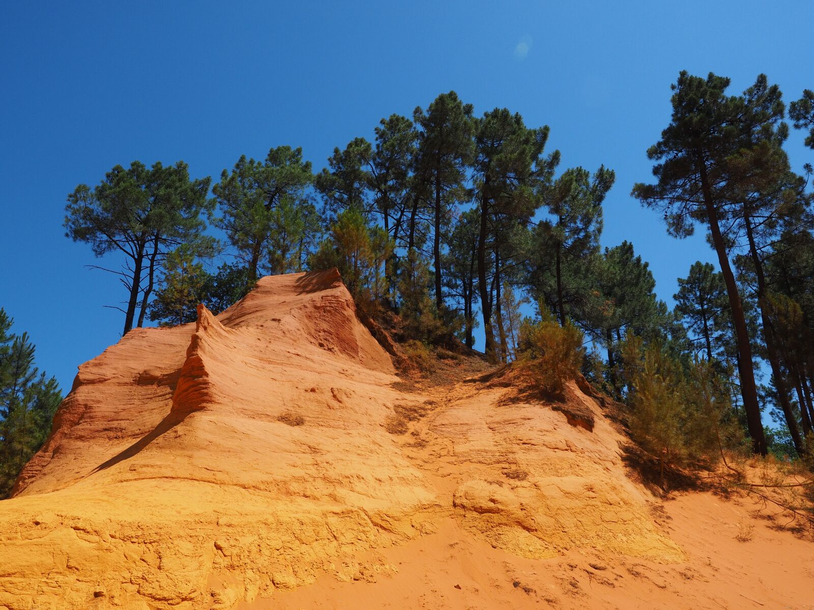 Olympus OM-D E-M1 + Olympus M.Zuiko Digital ED 12-40mm F2.8 Pro sample photo. Ocher rocks, ocher, ocher photography