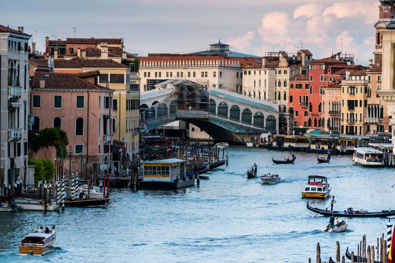 Sony a7R II + Sony FE 24-240mm F3.5-6.3 OSS sample photo. Venice, italy, rialto bridge photography