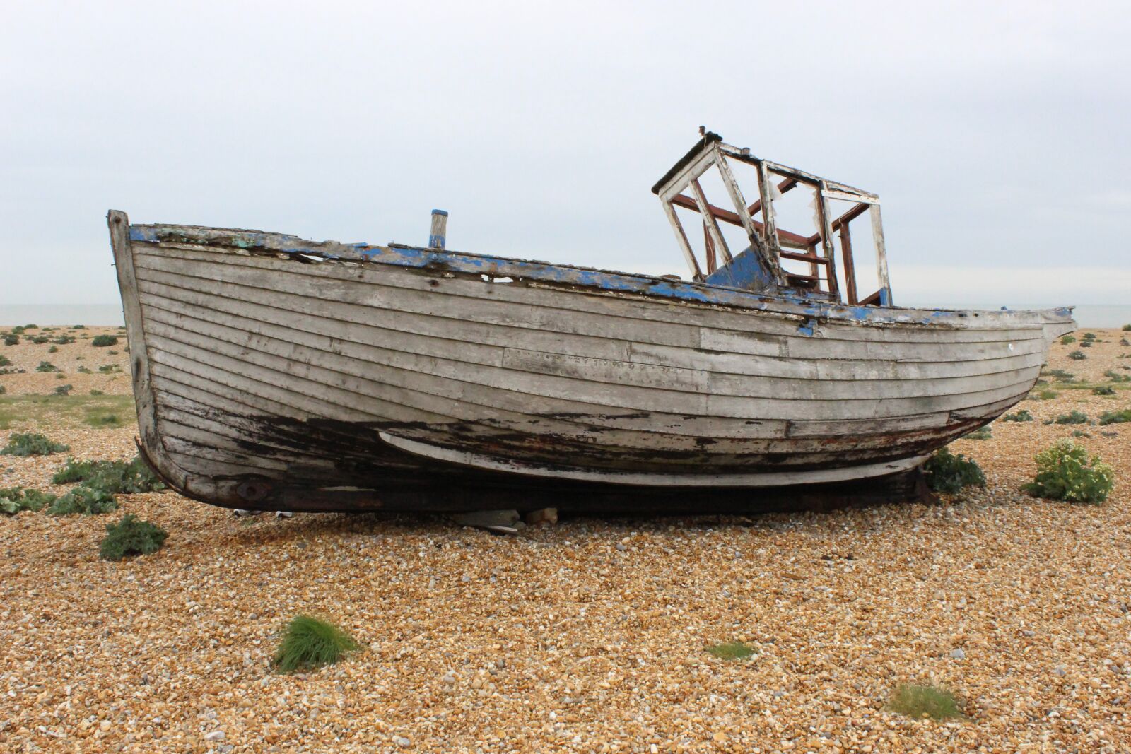 Canon EOS 100D (EOS Rebel SL1 / EOS Kiss X7) sample photo. Old boat, dungeness, abandoned photography