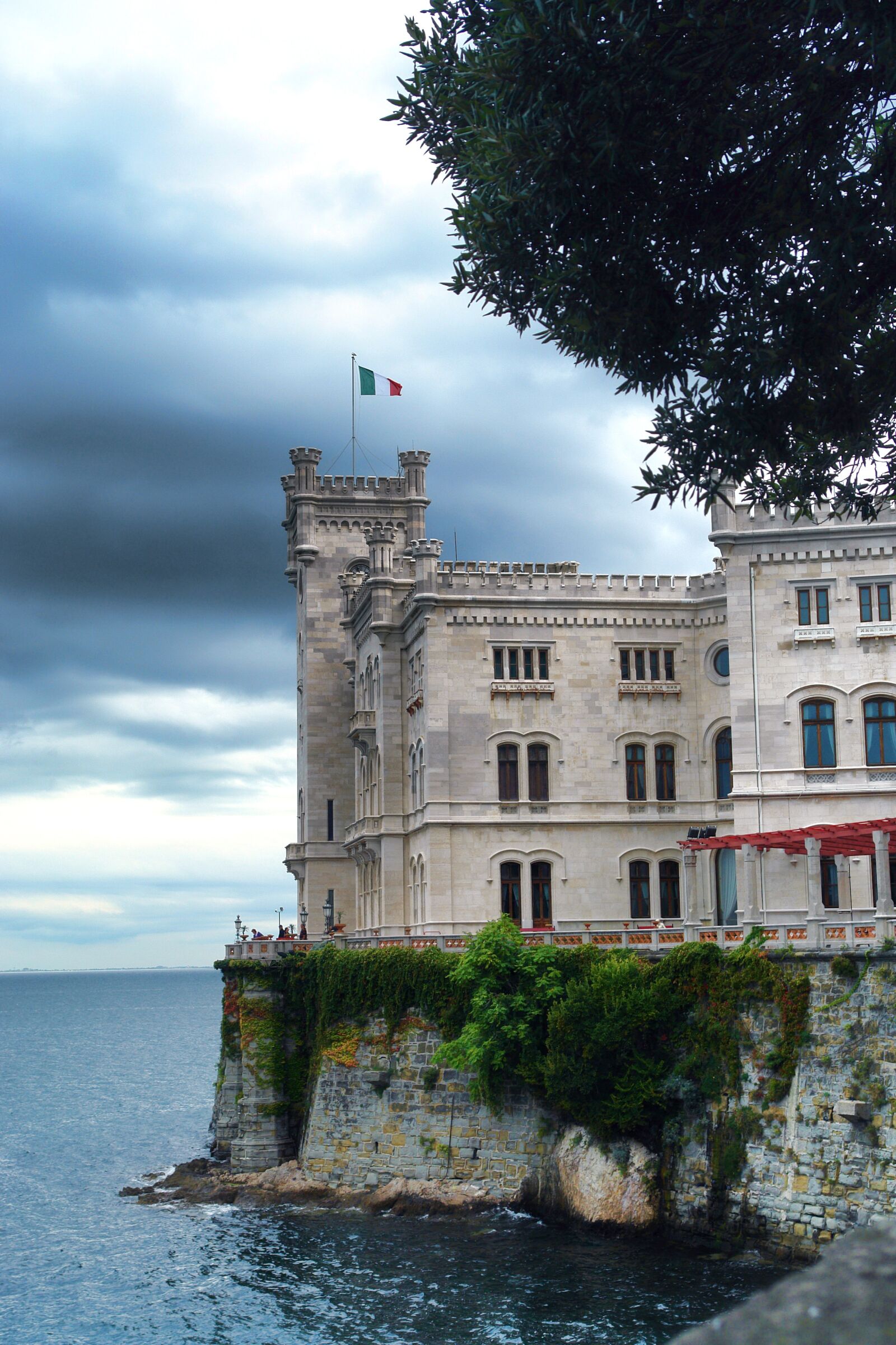 Sony DSC-R1 sample photo. Castle, italy, tourism photography