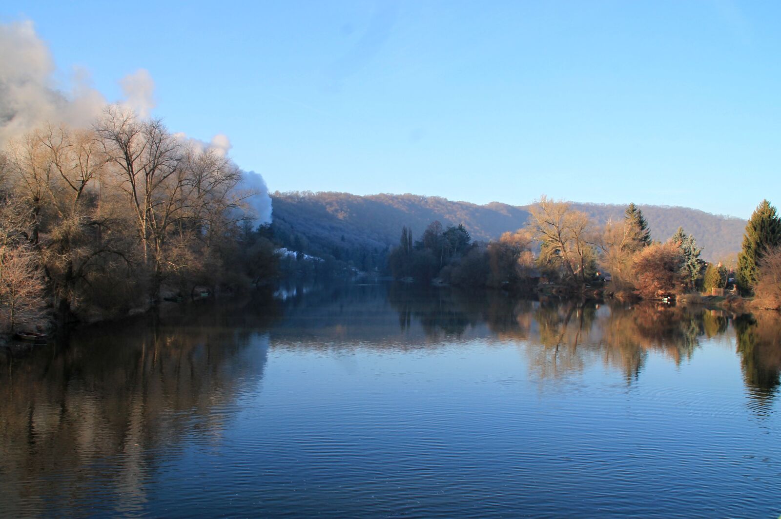Canon EOS 1100D (EOS Rebel T3 / EOS Kiss X50) sample photo. River, landscape, train photography