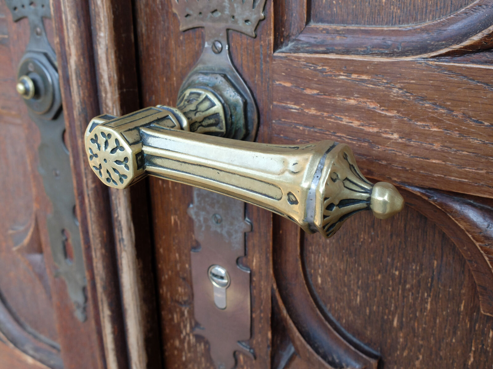 Fujifilm X20 sample photo. Ancient, antique, brass, door photography