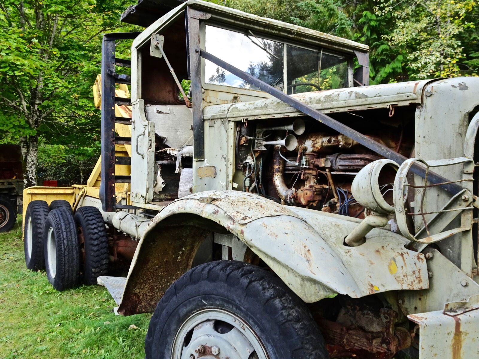 Sony Cyber-shot DSC-HX90V sample photo. Truck, machinery, engine photography