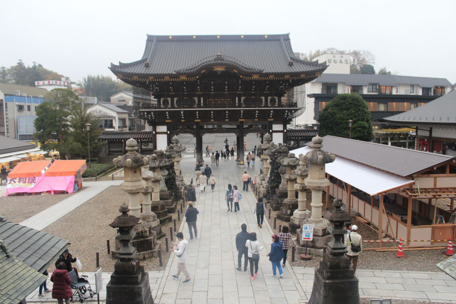 Canon EOS 600D (Rebel EOS T3i / EOS Kiss X5) + Canon EF-S 18-55mm F3.5-5.6 IS II sample photo. Pagoda, landscape, people photography