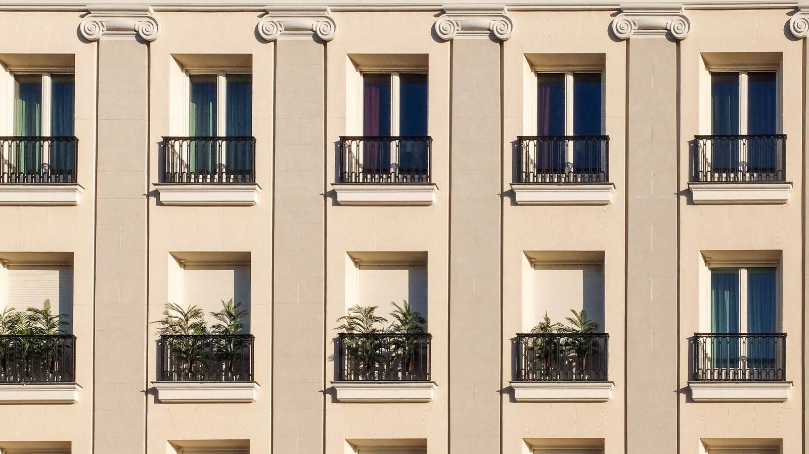Fujifilm X30 sample photo. Spain, madrid, building photography
