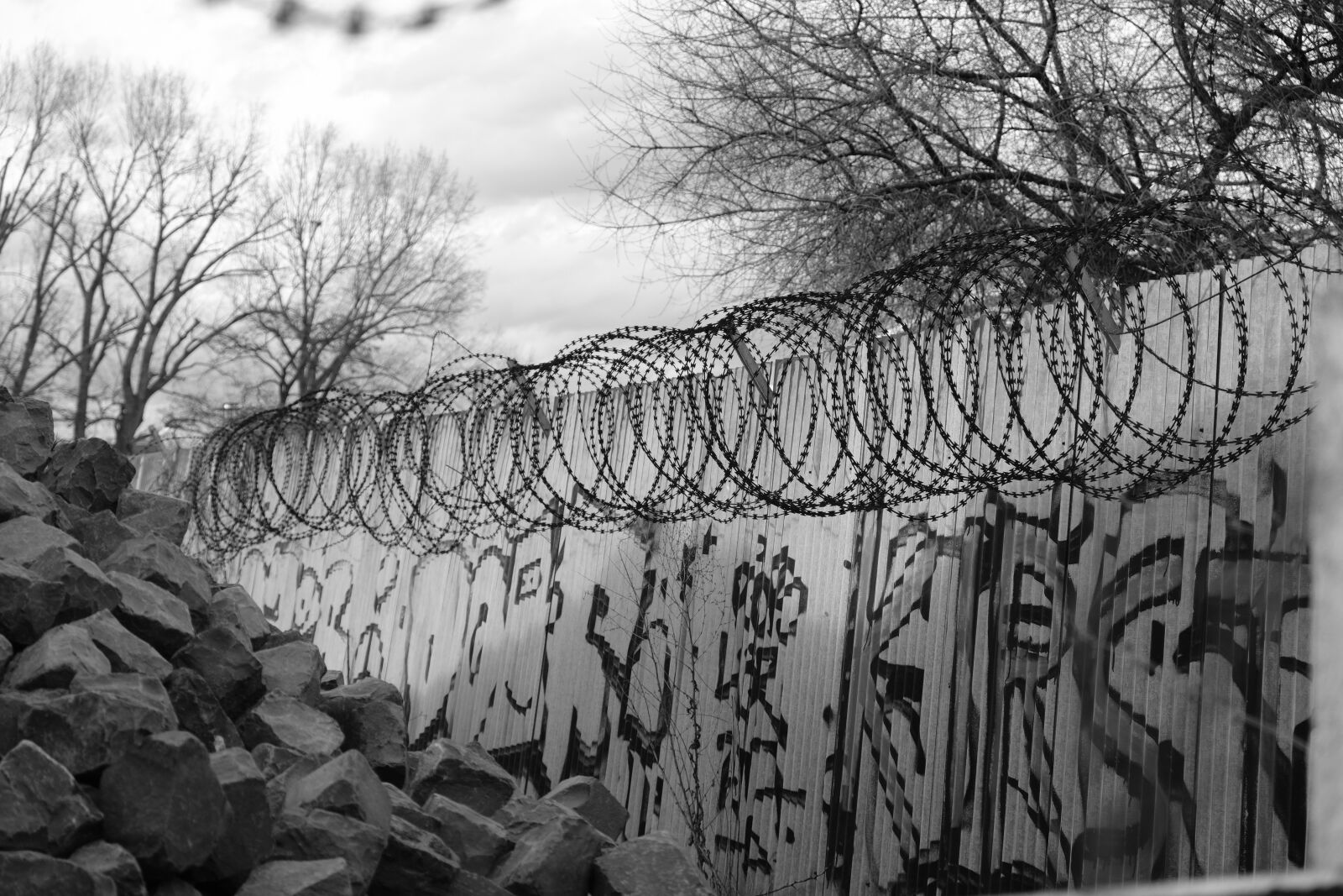 Fujifilm X-T20 sample photo. Barbed wire, grafitti, wall photography