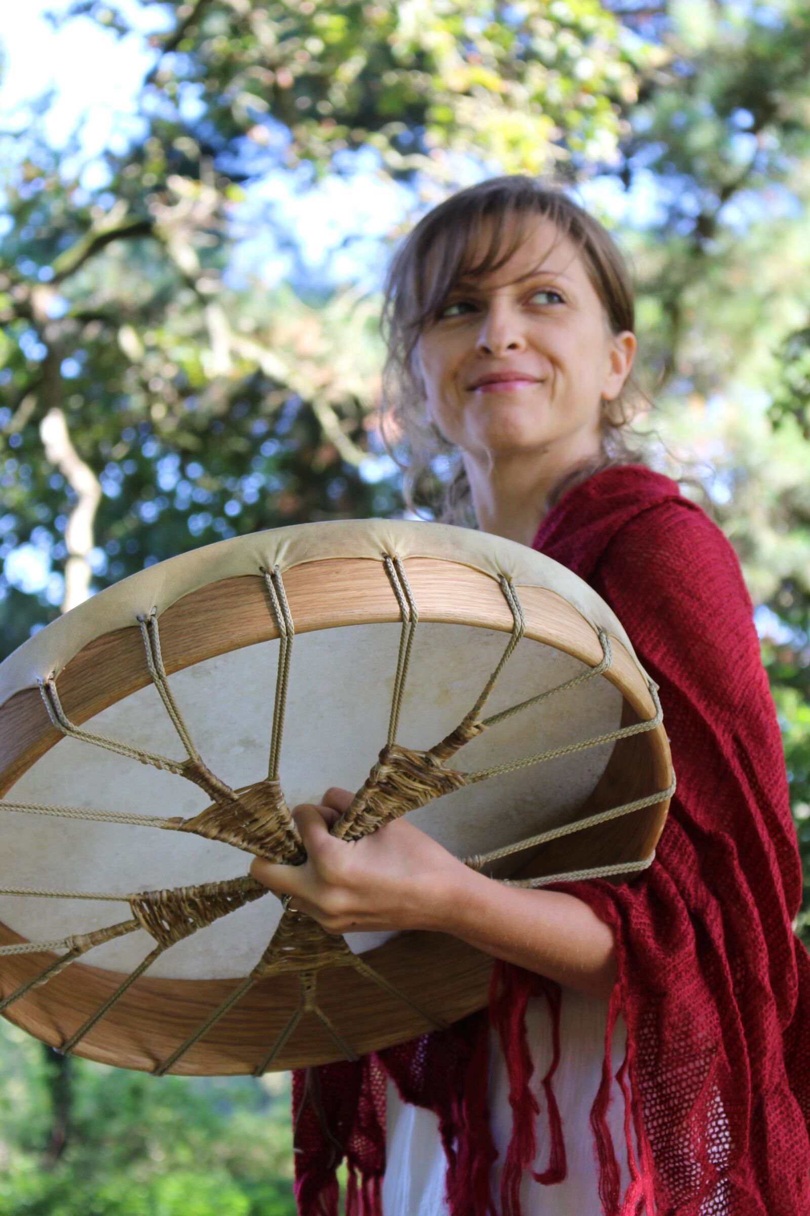 Canon EOS 100D (EOS Rebel SL1 / EOS Kiss X7) sample photo. Woman, drum, oak photography