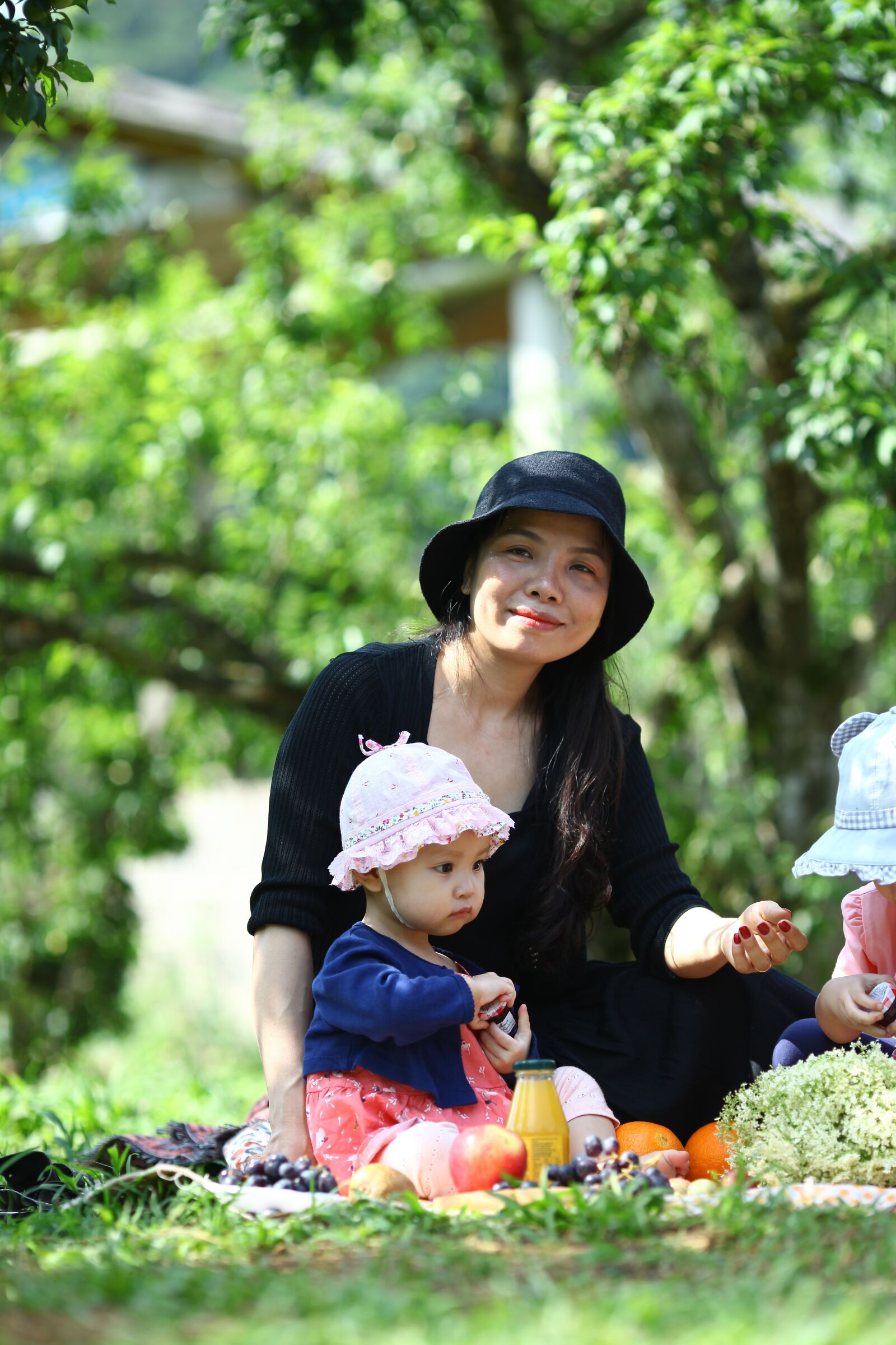 Canon EOS 5D Mark II sample photo. Kids, sunshine, child photography