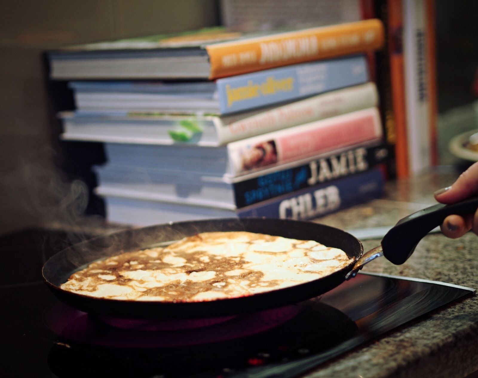 Olympus PEN E-PL5 sample photo. Cooking, frying, pan, pancake photography