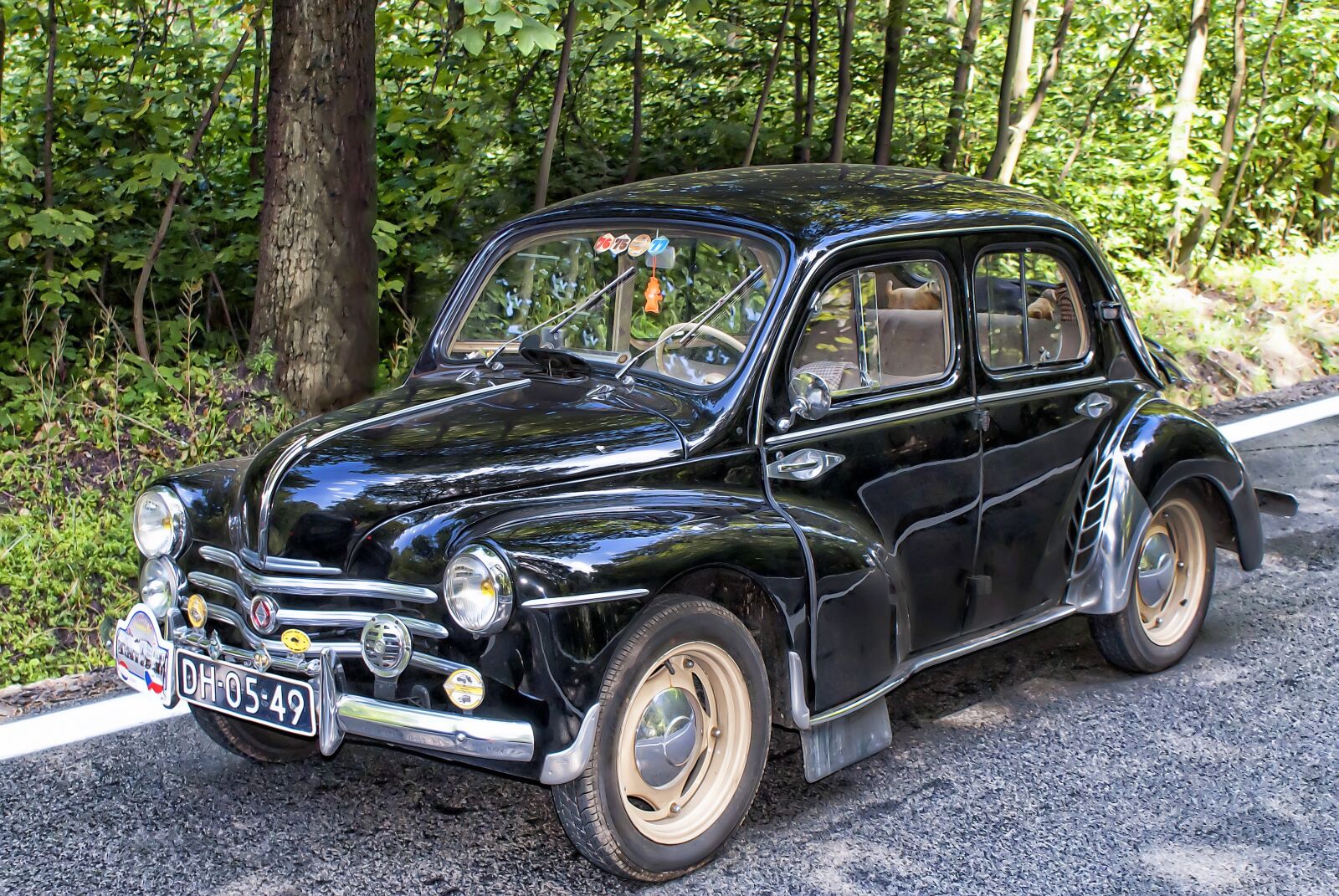 Sony Alpha DSLR-A300 sample photo. Car, old car, street photography