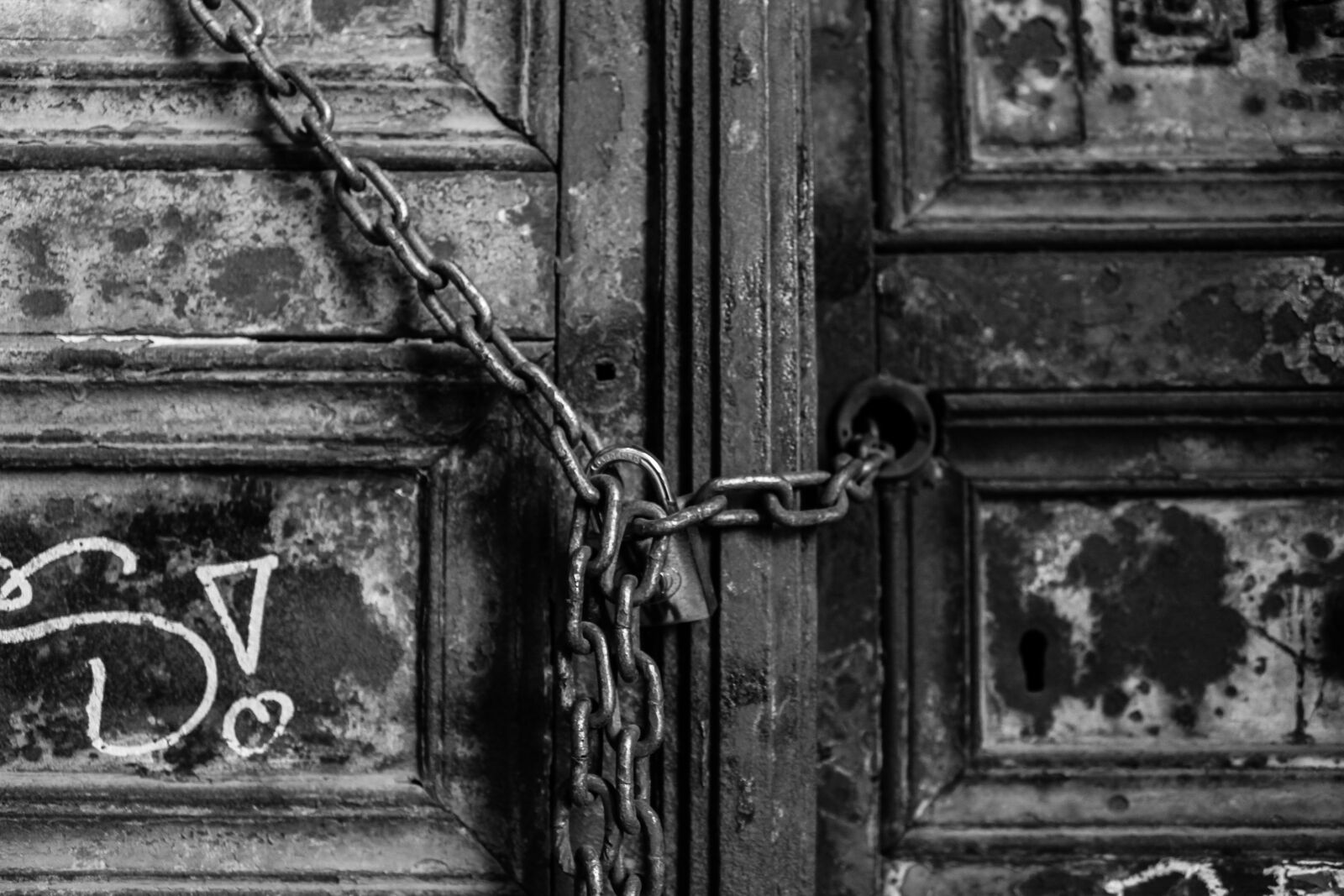 Canon EOS 100D (EOS Rebel SL1 / EOS Kiss X7) sample photo. Old, door, architecture photography