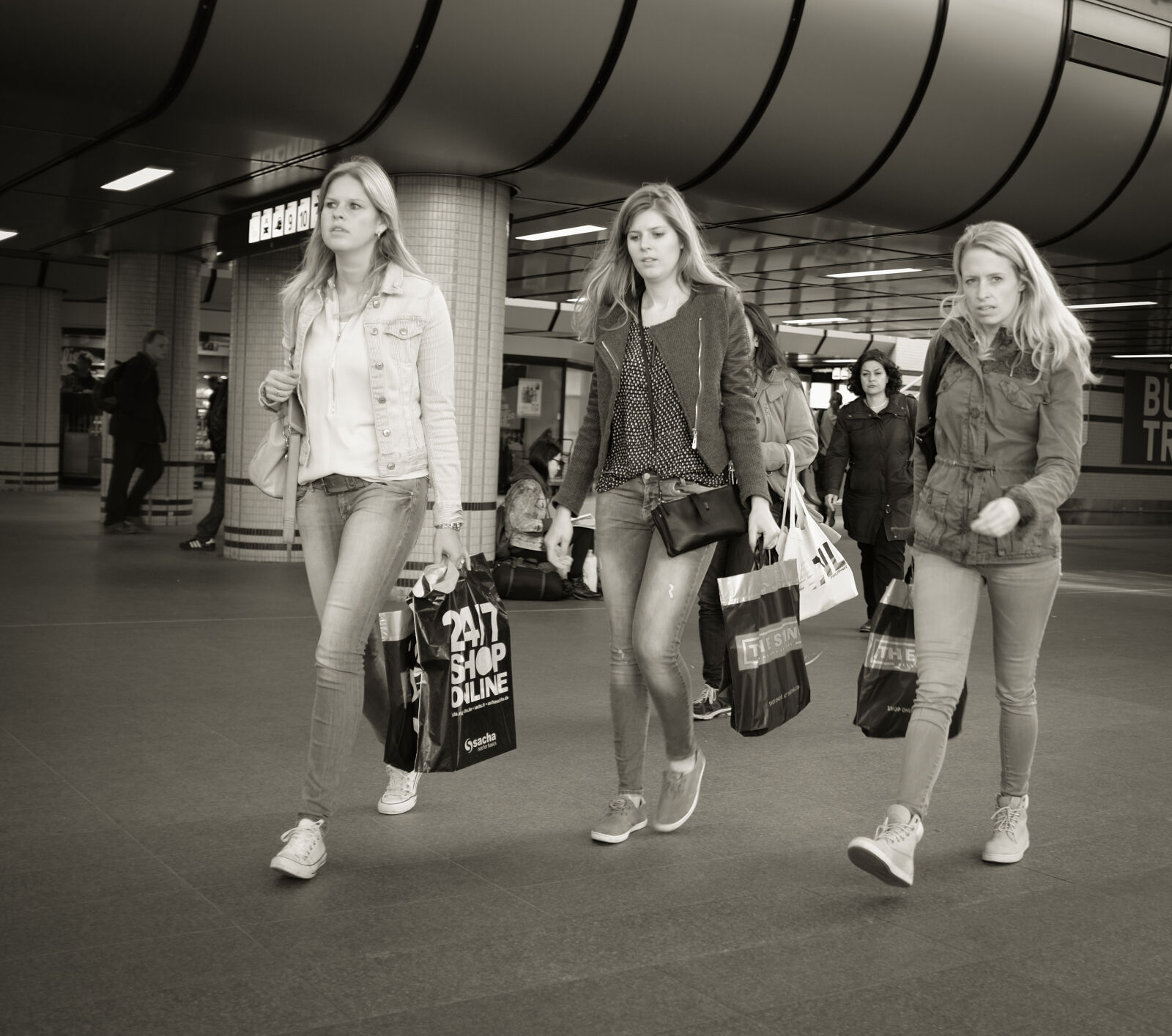Fujifilm X100T sample photo. Shopping photography