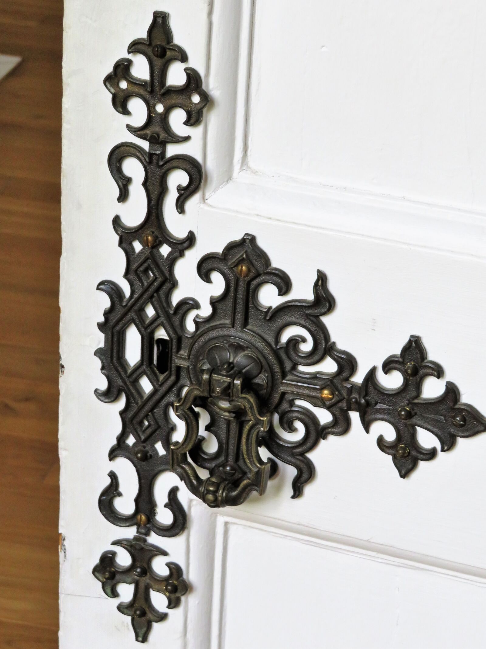 Canon PowerShot SX540 HS sample photo. Door, handle, historic photography