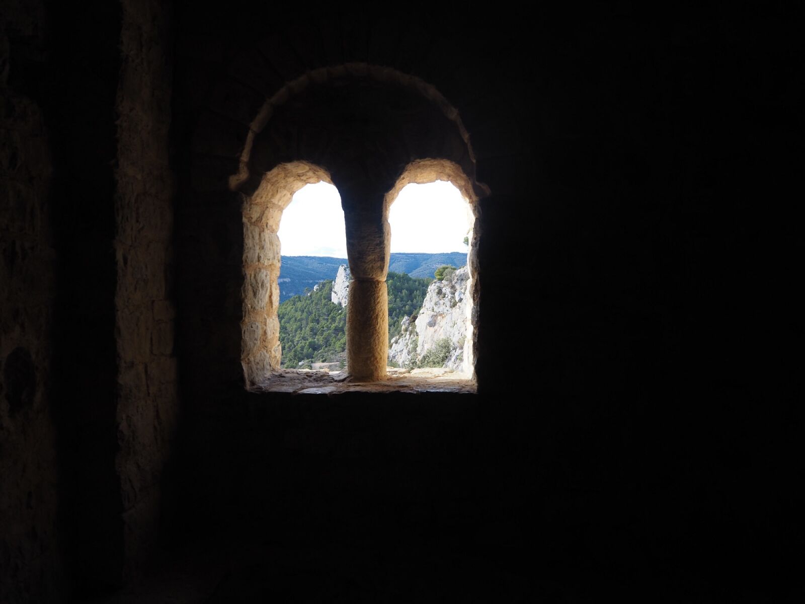 Olympus OM-D E-M10 II sample photo. Windows, castle, outside photography