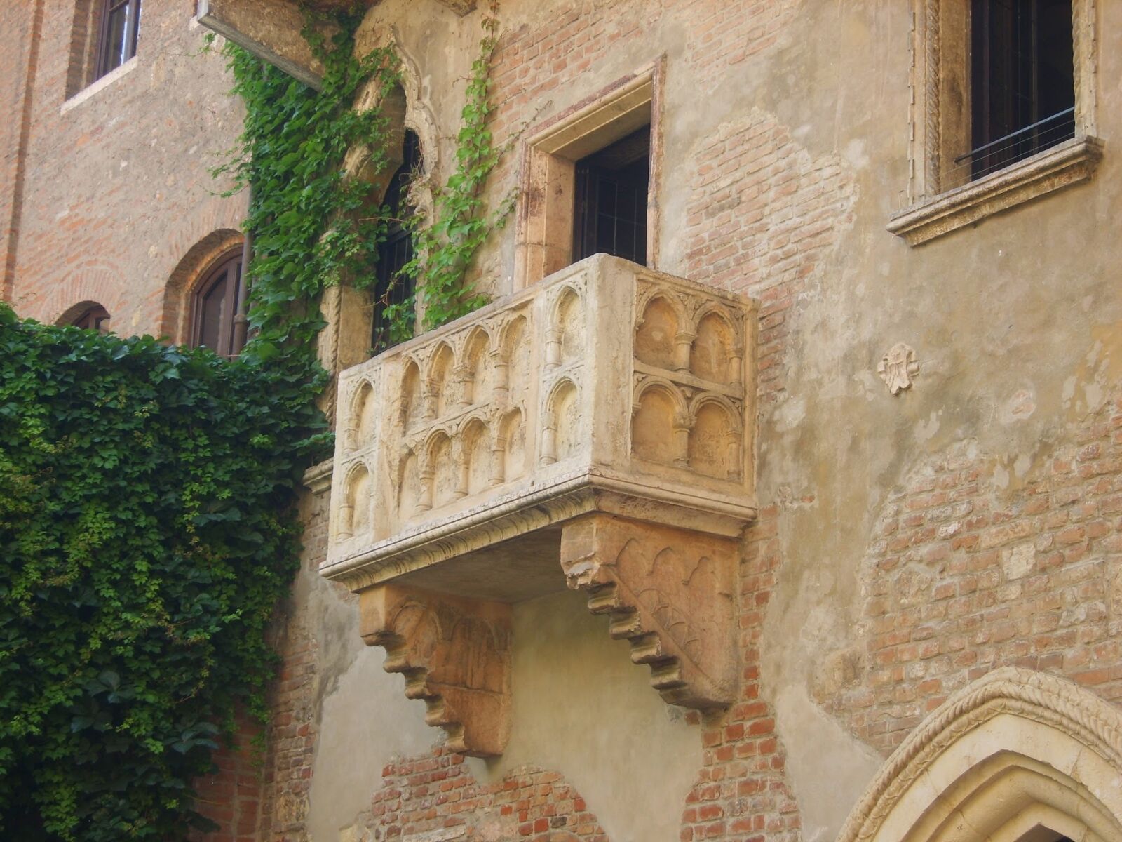 Samsung Digimax S830 / Kenox S830 sample photo. Verona, balcony, italy photography