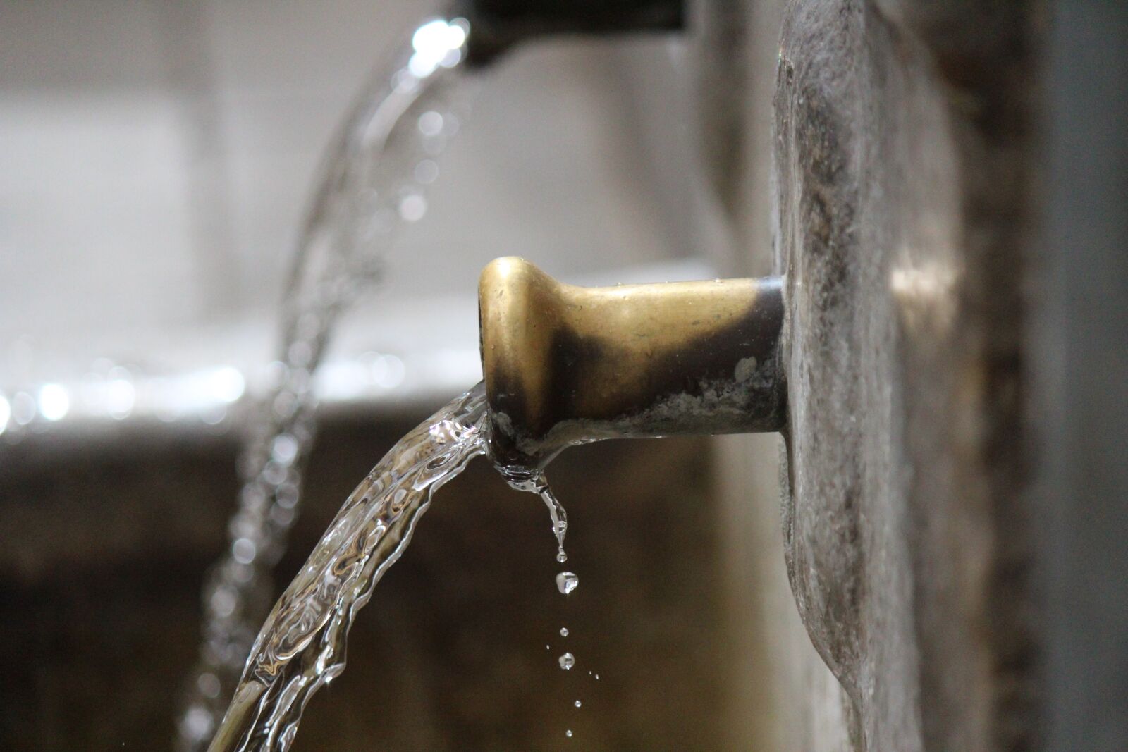 Canon EF-S 55-250mm F4-5.6 IS II sample photo. Water, fontana, drop photography