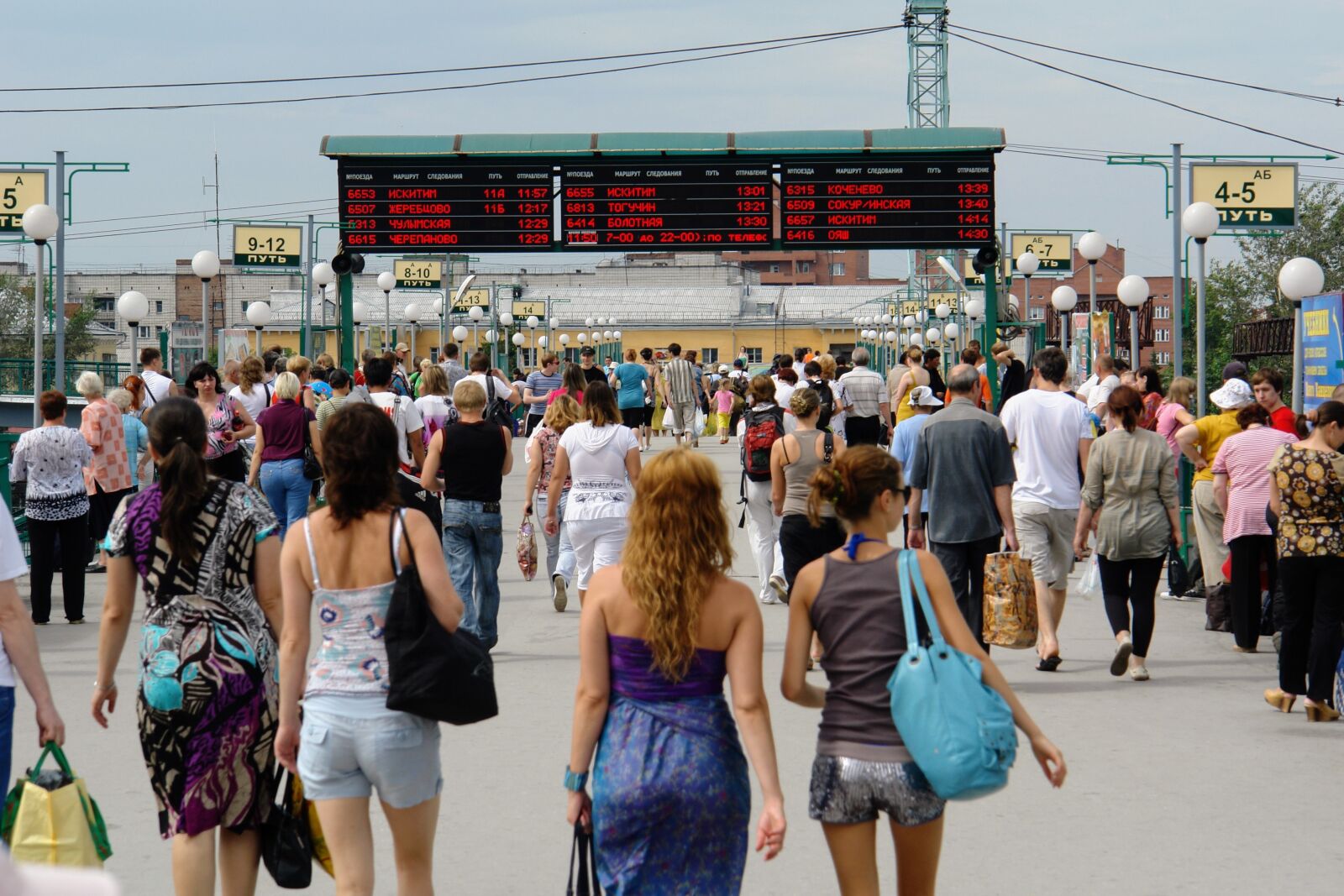Sony DSC-R1 sample photo. Railway station, crowd, group photography