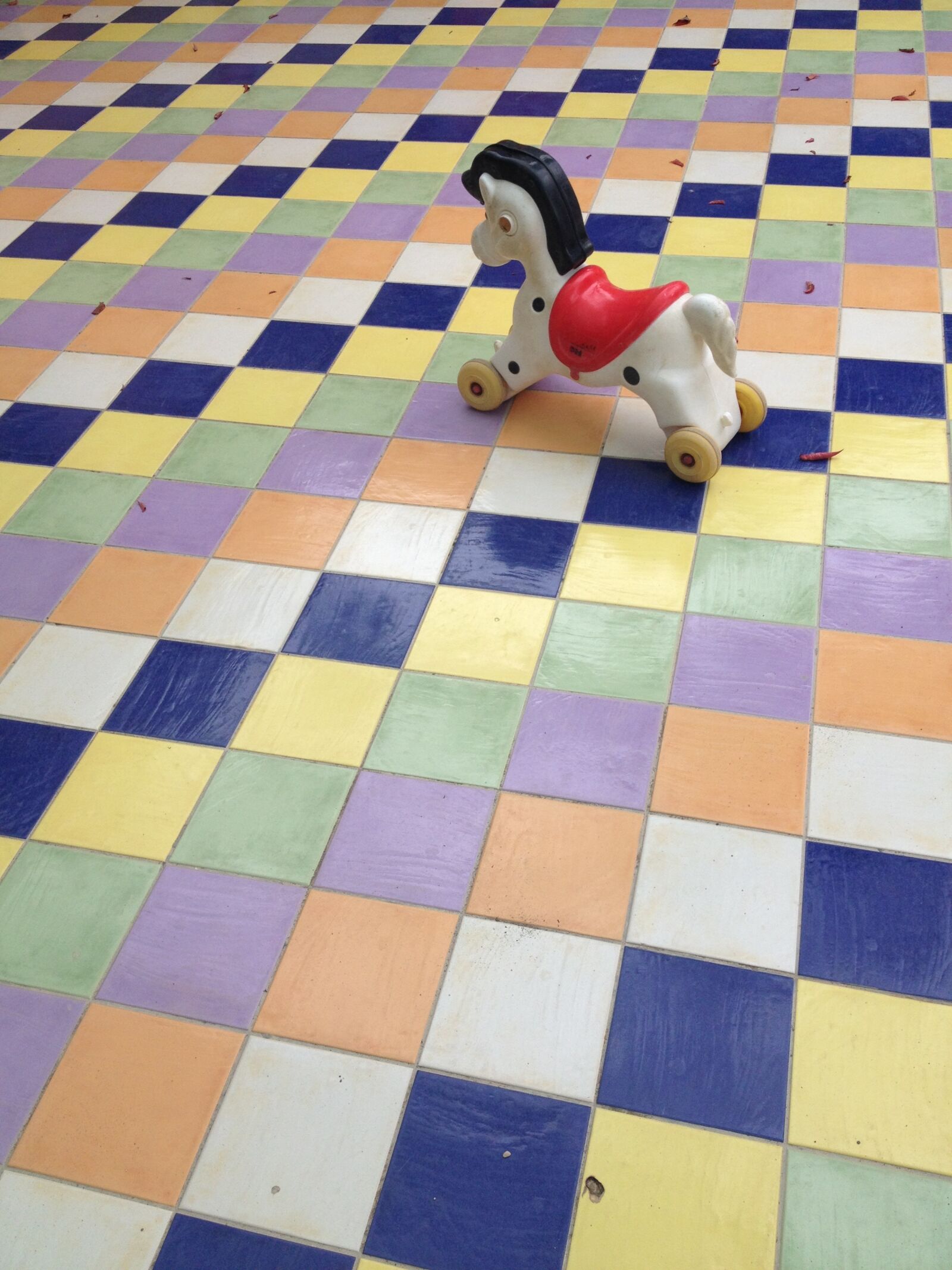 iPhone 4S back camera 4.28mm f/2.4 sample photo. Pattern, rocking horse, karos photography