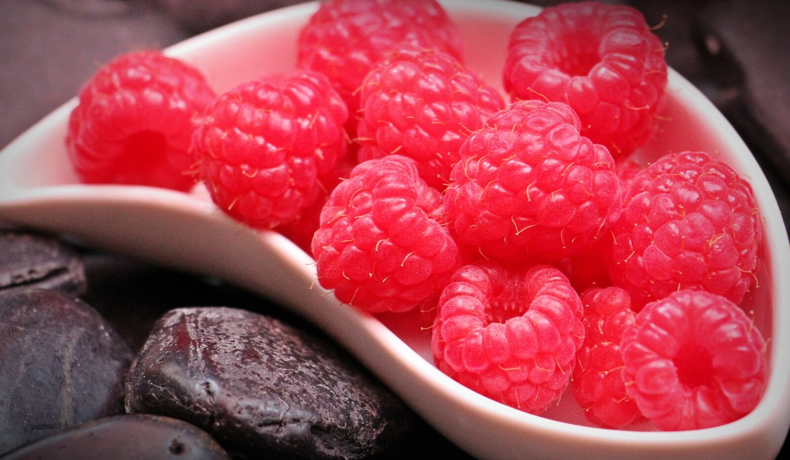 Canon EOS 550D (EOS Rebel T2i / EOS Kiss X4) sample photo. Raspberry, fruits, fruit photography