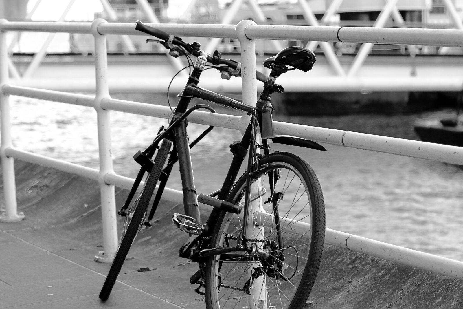Canon EOS 700D (EOS Rebel T5i / EOS Kiss X7i) + Canon EF 70-300mm F4-5.6 IS USM sample photo. Bicycle, london, white black photography