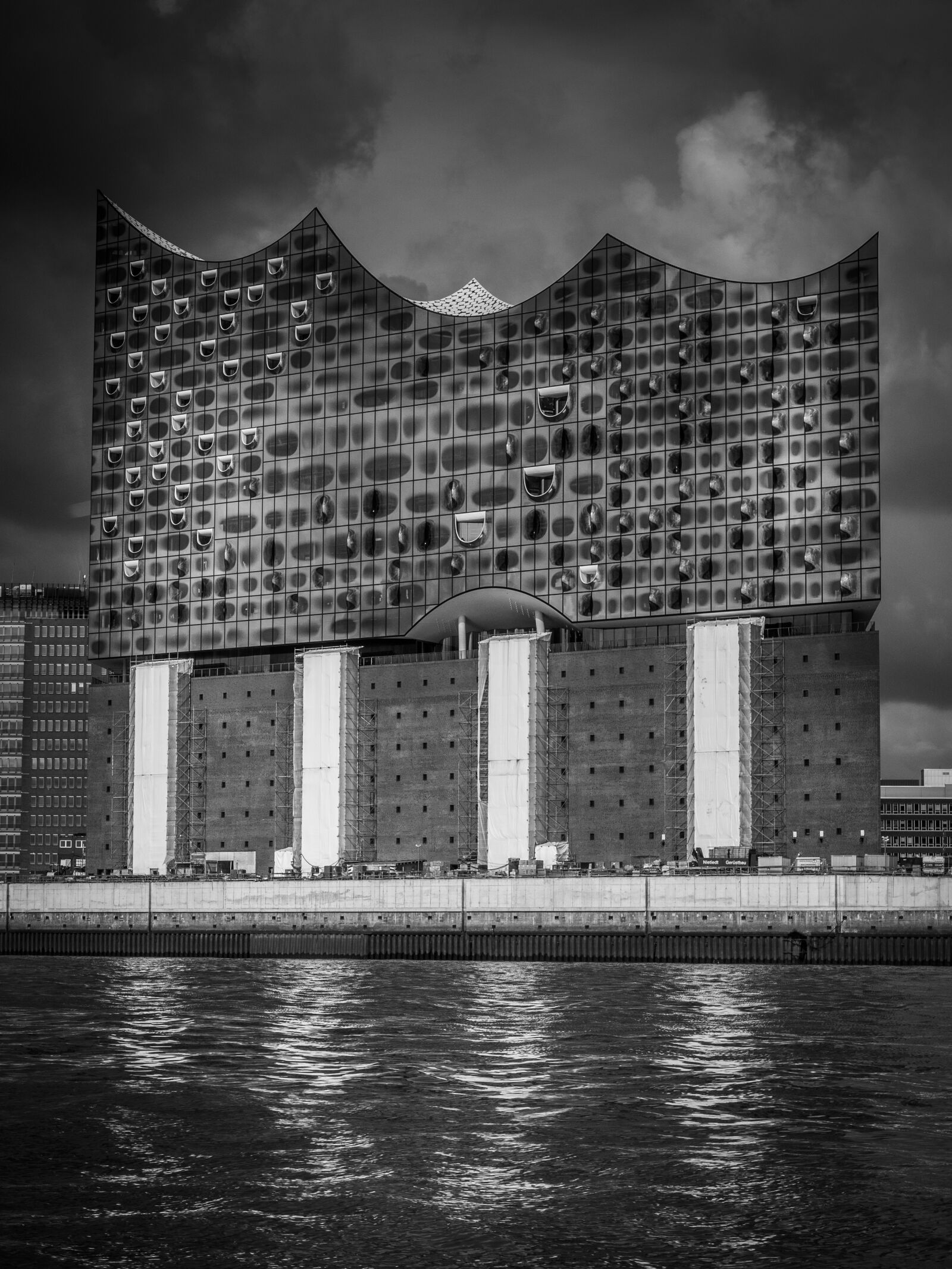 Olympus OM-D E-M1 + Olympus M.Zuiko Digital ED 12-40mm F2.8 Pro sample photo. City, elbe philharmonic hall photography
