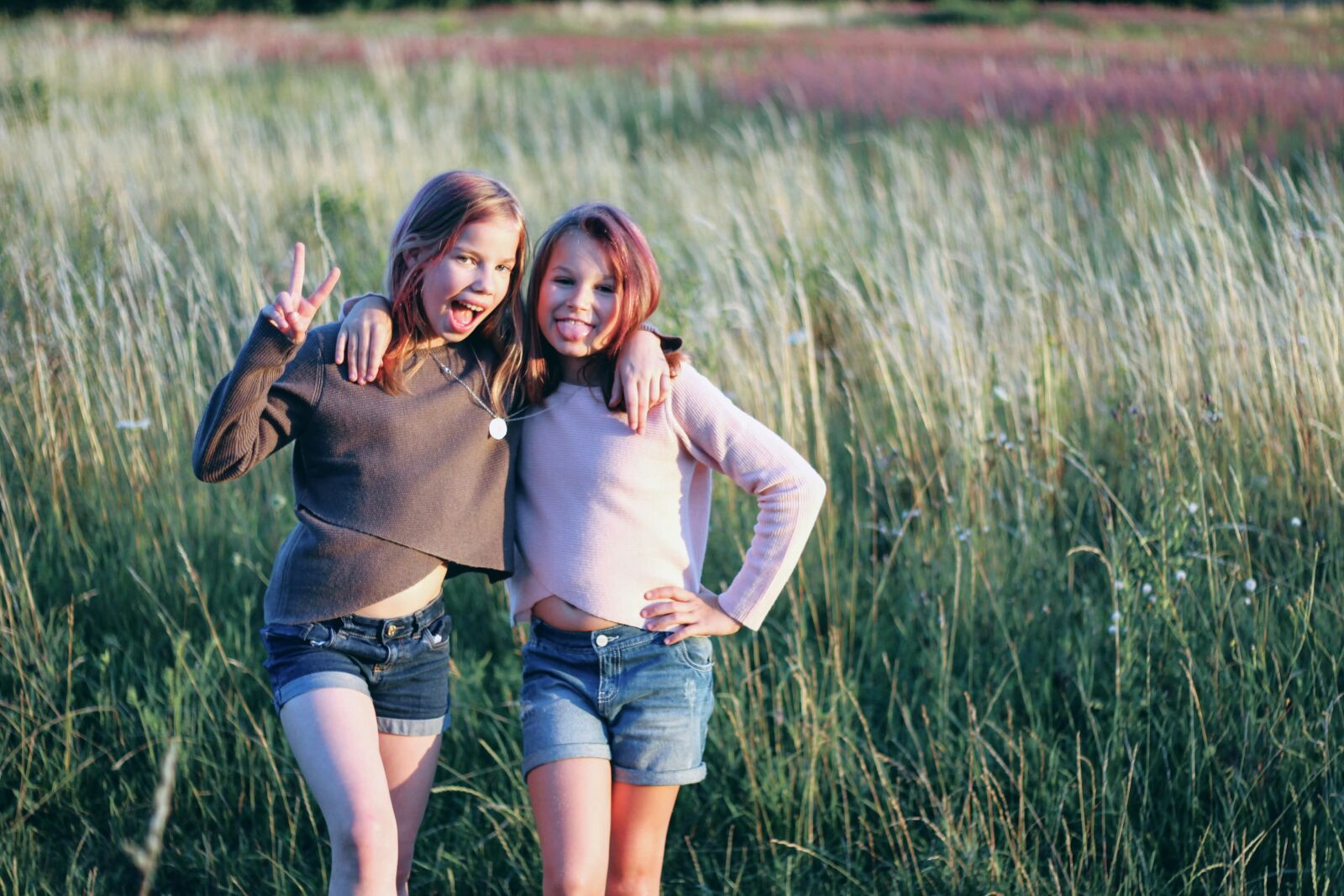 Canon EOS 700D (EOS Rebel T5i / EOS Kiss X7i) + Canon EF 50mm F1.8 STM sample photo. Teenager, meadow, grass photography