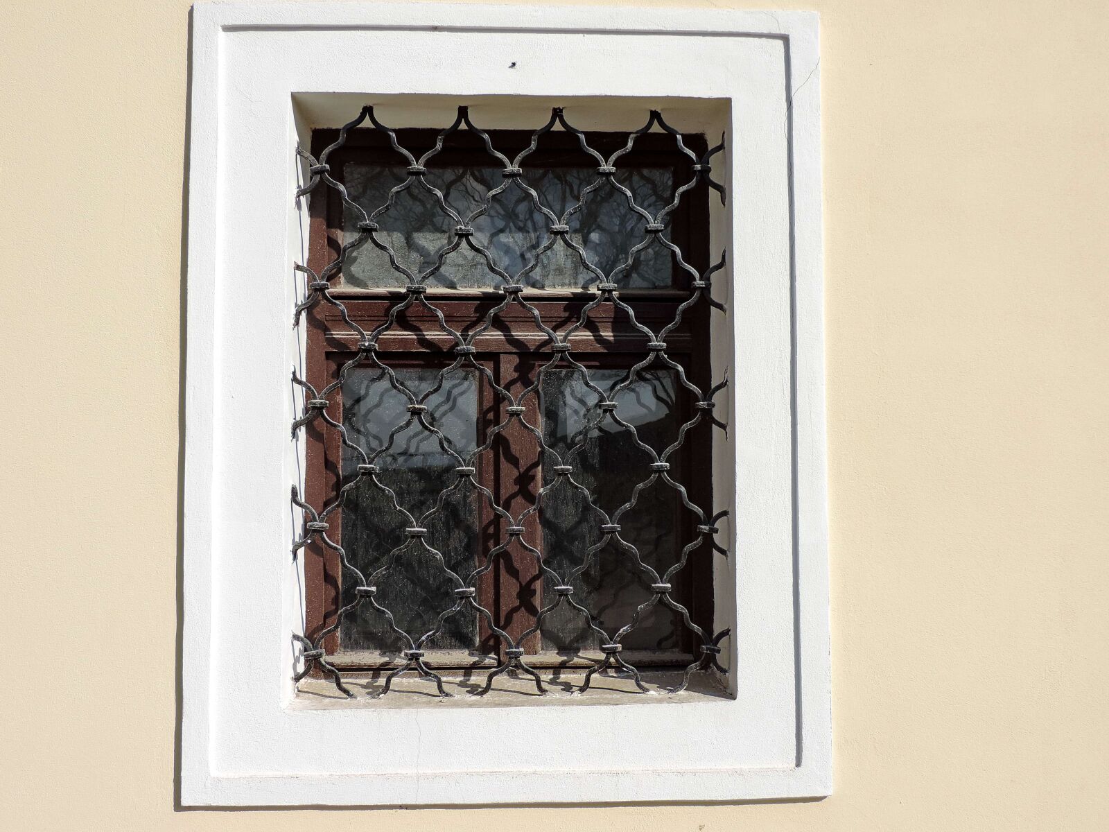 Nikon Coolpix P520 sample photo. Antique, cast iron, window photography