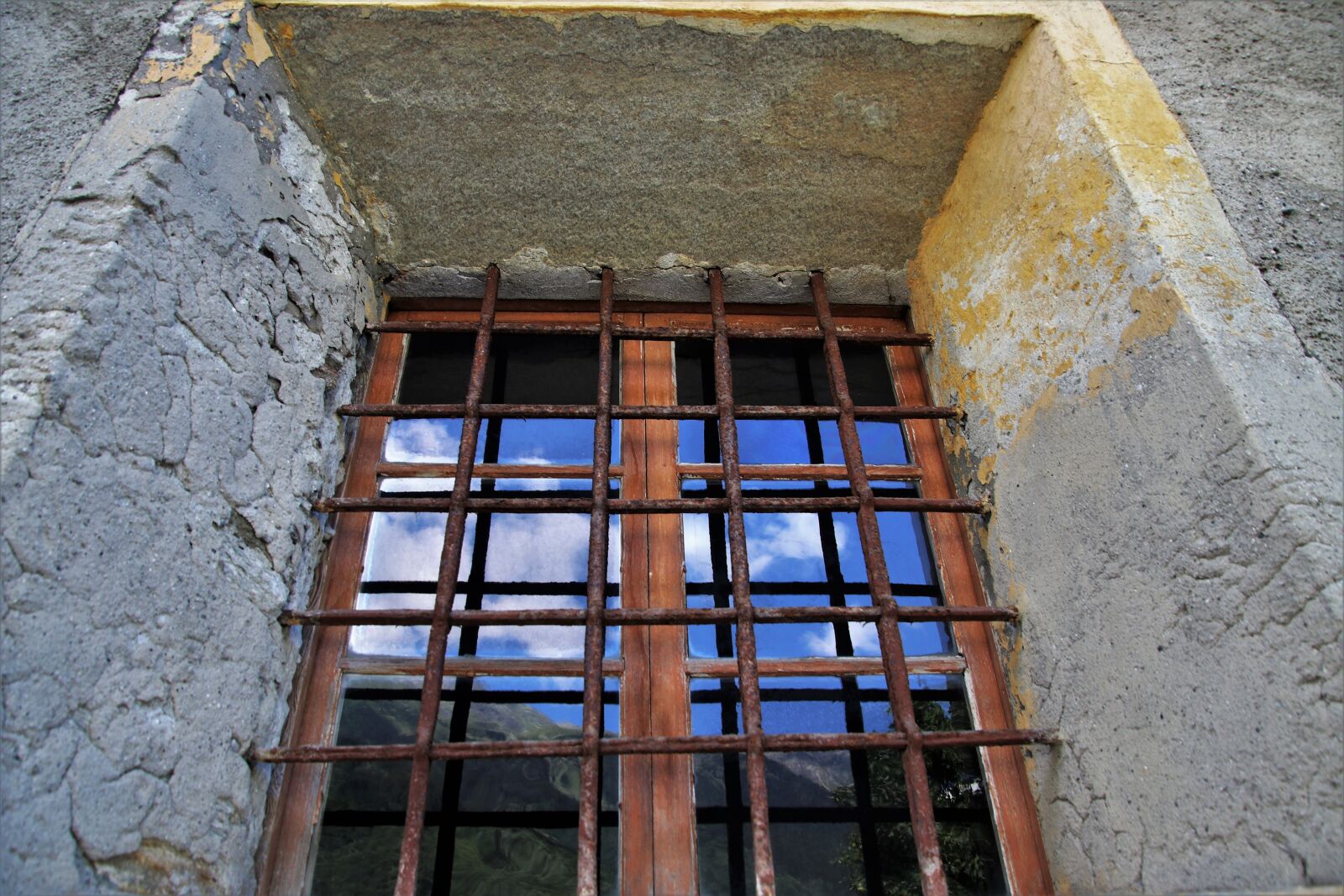 Canon EOS 80D sample photo. Old window, window sill photography