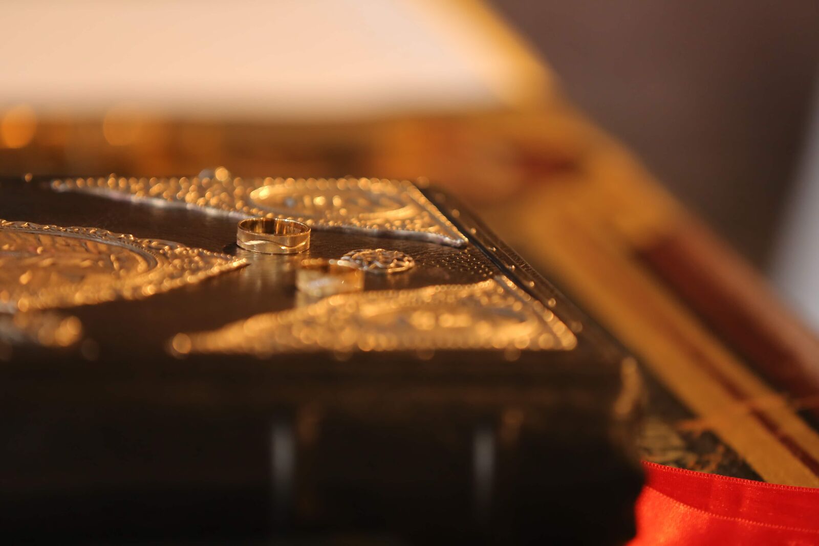 Canon EOS 5D Mark III sample photo. Gold, ring, bible, hardcover photography
