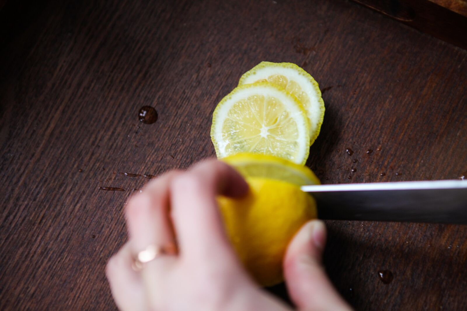 Canon EOS 5D Mark II sample photo. Lemon, knife, cut photography