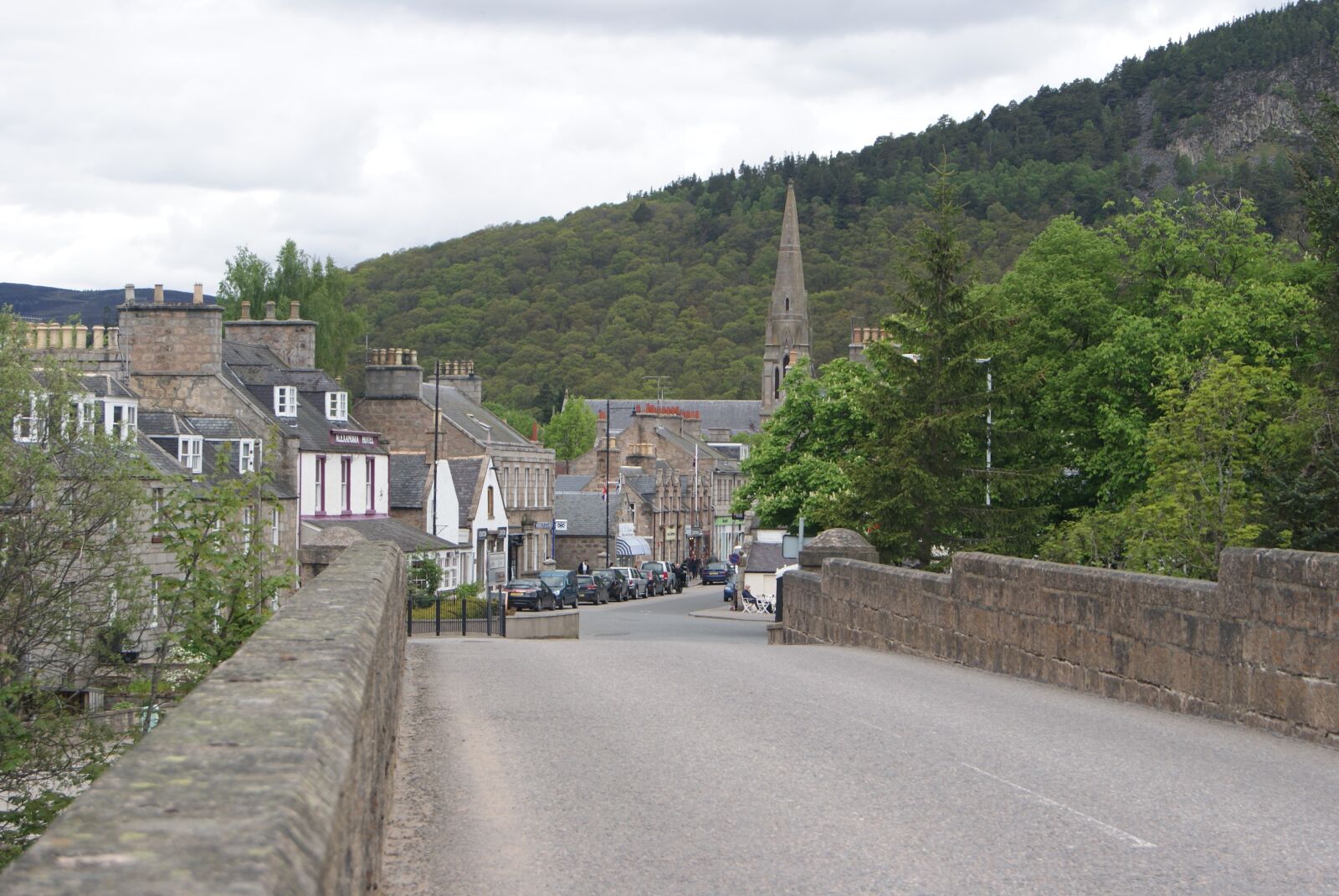Sony Alpha DSLR-A230 sample photo. Road, town, highlands photography