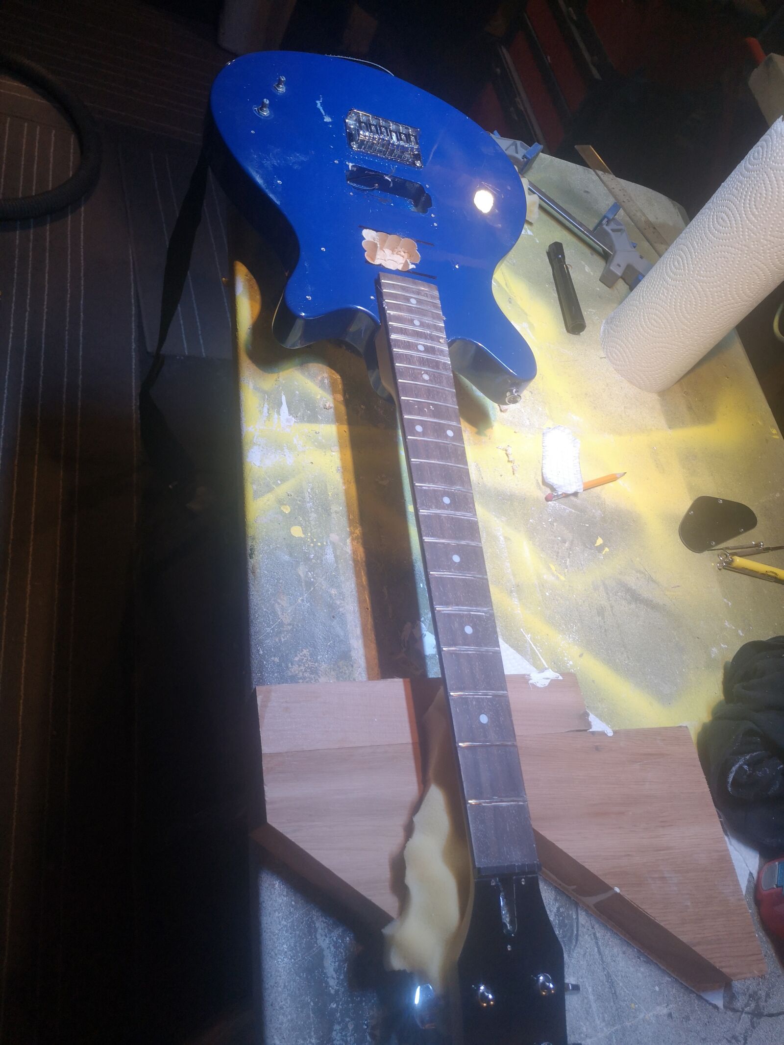 HUAWEI P20 sample photo. Guitar, bleu, music photography