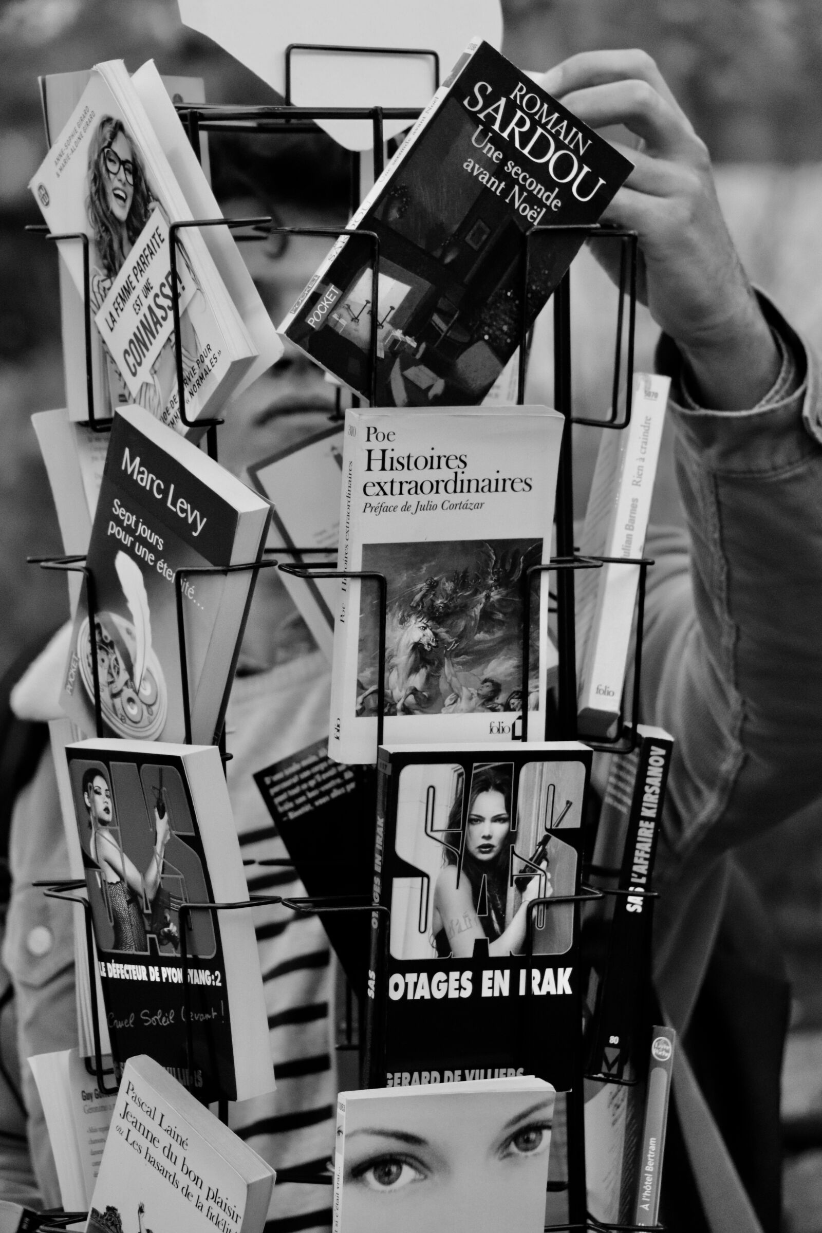 Canon EOS 800D (EOS Rebel T7i / EOS Kiss X9i) sample photo. Unknown, street, books photography