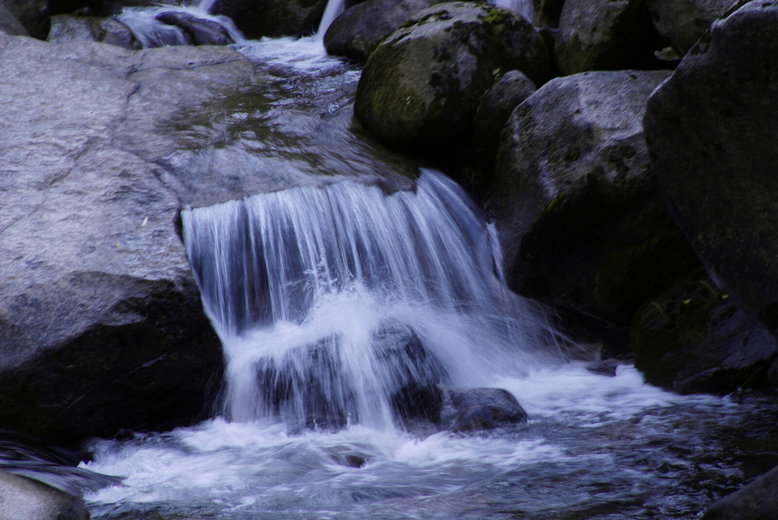Sony Alpha DSLR-A100 + Sony DT 18-250mm F3.5-6.3 sample photo. Waterfall photography