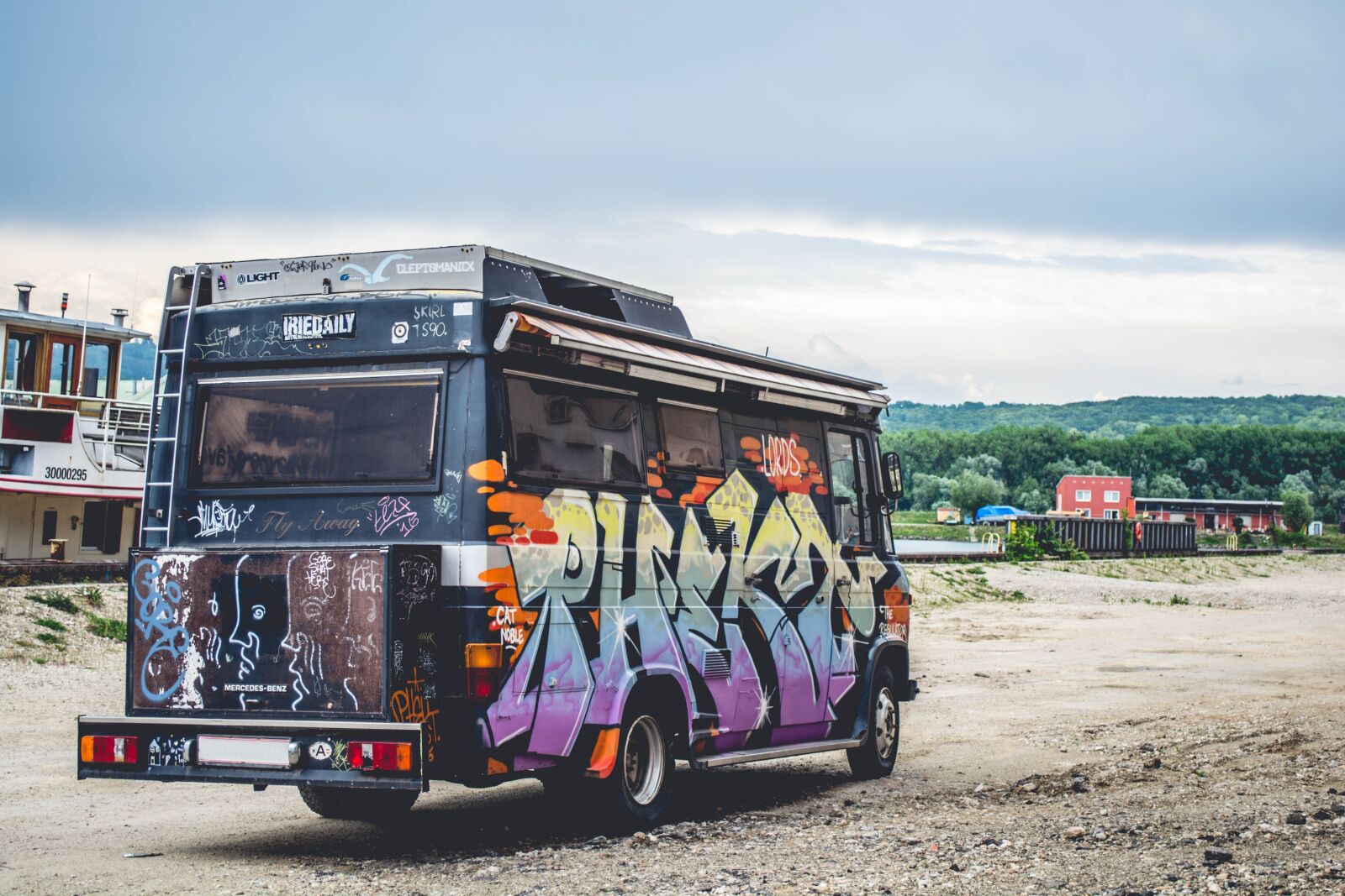 Nikon D5200 sample photo. Graffiti, bus, colorful photography