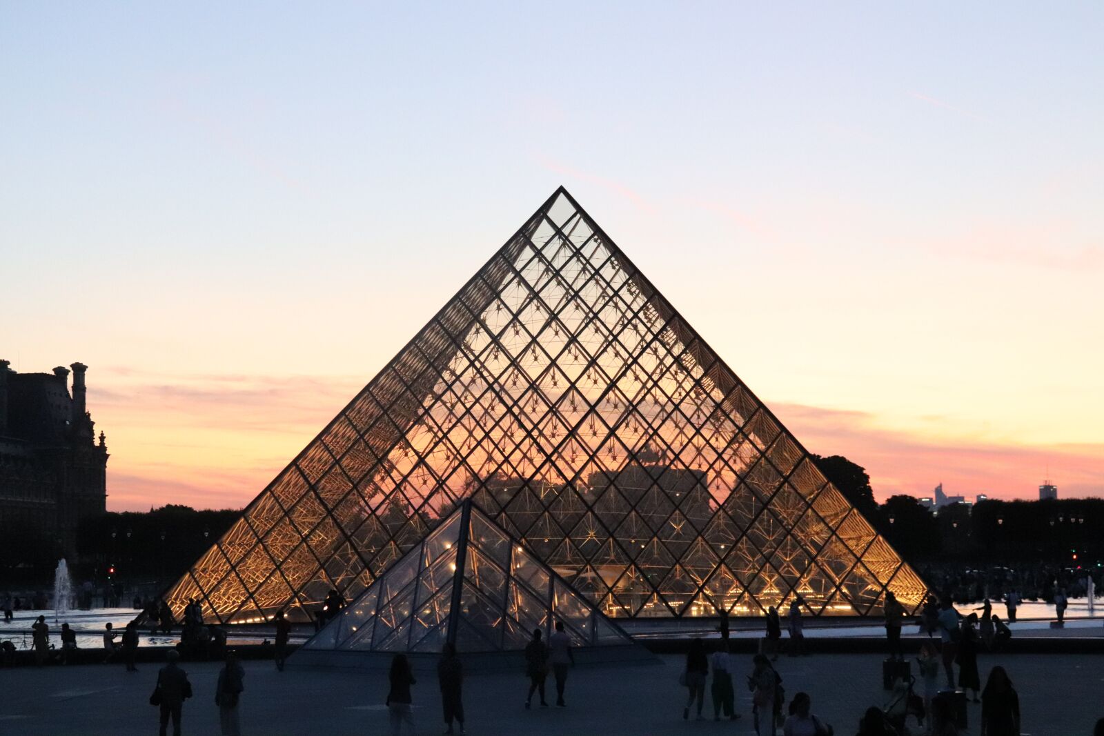 Canon EOS 200D (EOS Rebel SL2 / EOS Kiss X9) sample photo. Paris, museum of louvre photography