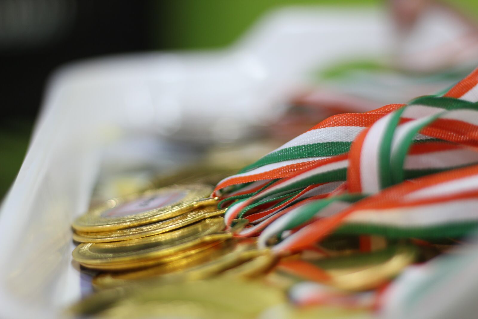 Canon EOS 1300D (EOS Rebel T6 / EOS Kiss X80) + Canon EF 50mm F1.8 STM sample photo. Medal, glitter, gold photography