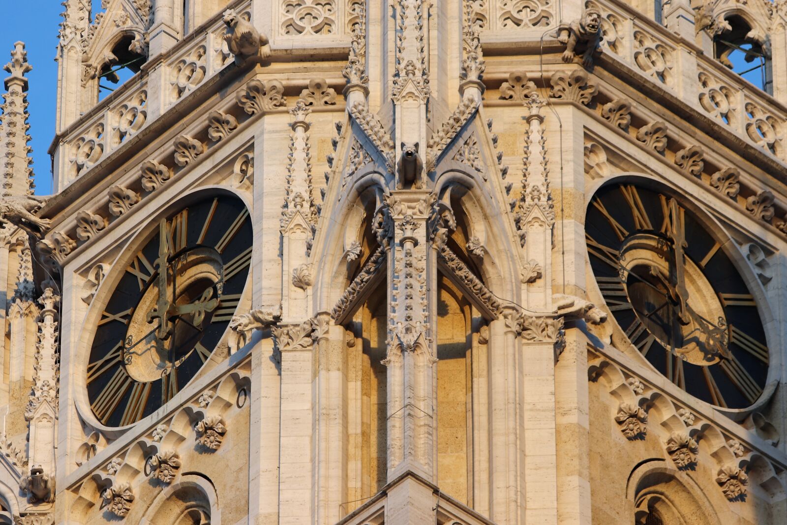 Canon EOS 200D (EOS Rebel SL2 / EOS Kiss X9) sample photo. Cathedral, clocks, architecture photography