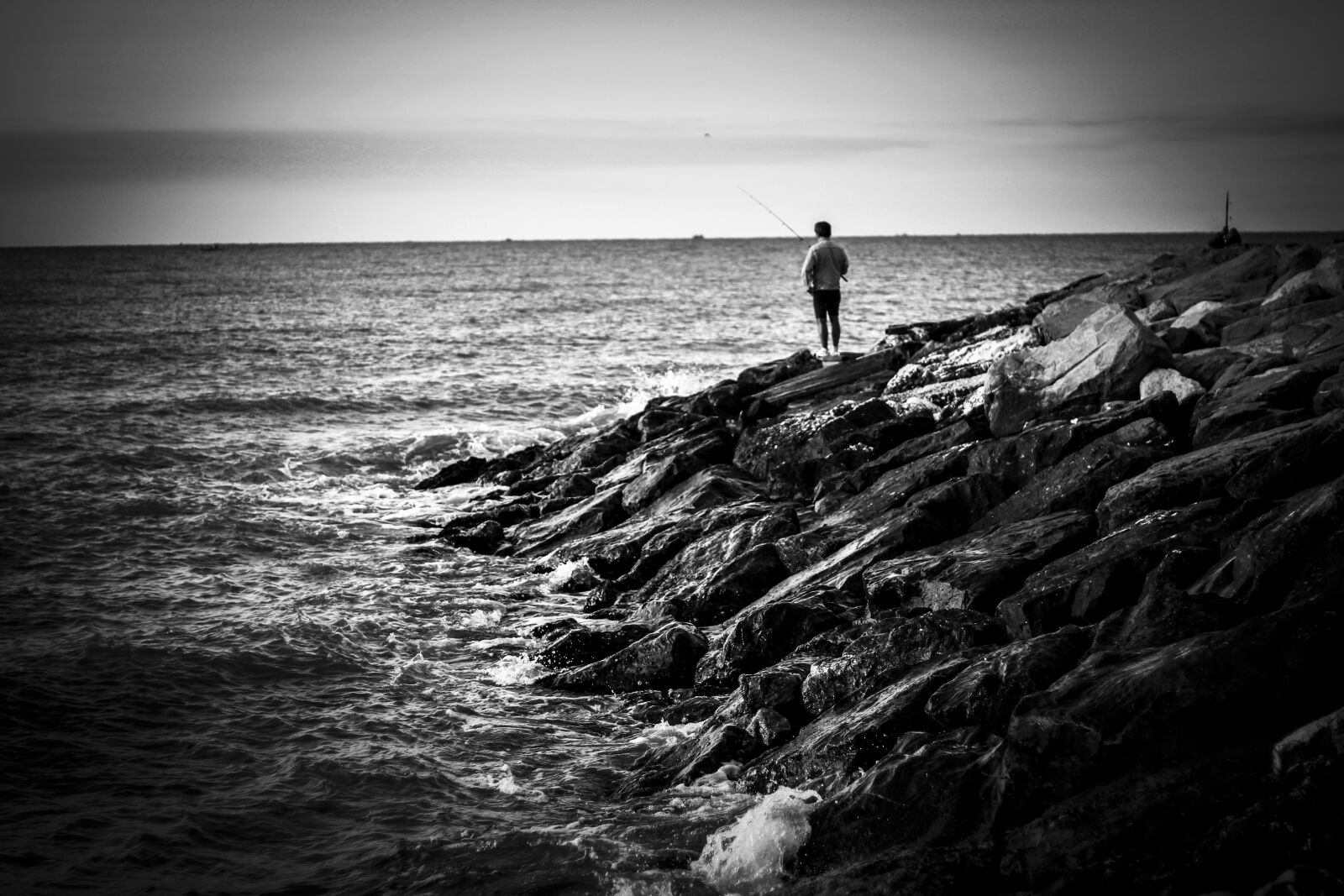 Canon EOS 100D (EOS Rebel SL1 / EOS Kiss X7) + Canon EF 50mm F1.8 STM sample photo. Fishing, rocks, sea photography
