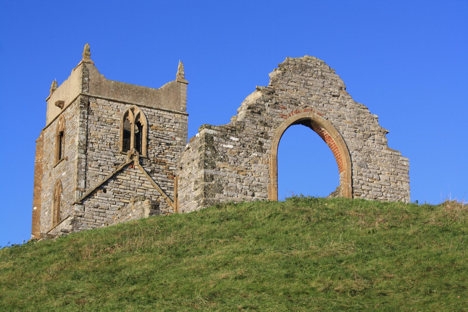 Canon EOS 1000D (EOS Digital Rebel XS / EOS Kiss F) sample photo. Ruin, church, hilltop photography