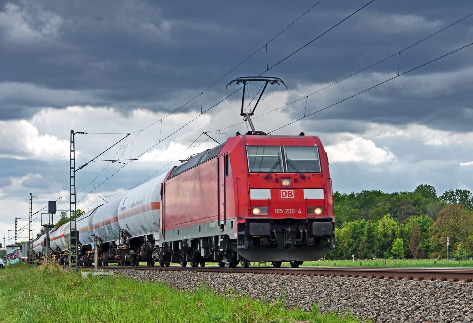 Panasonic Lumix DC-G9 sample photo. Freight train, tank wagons photography