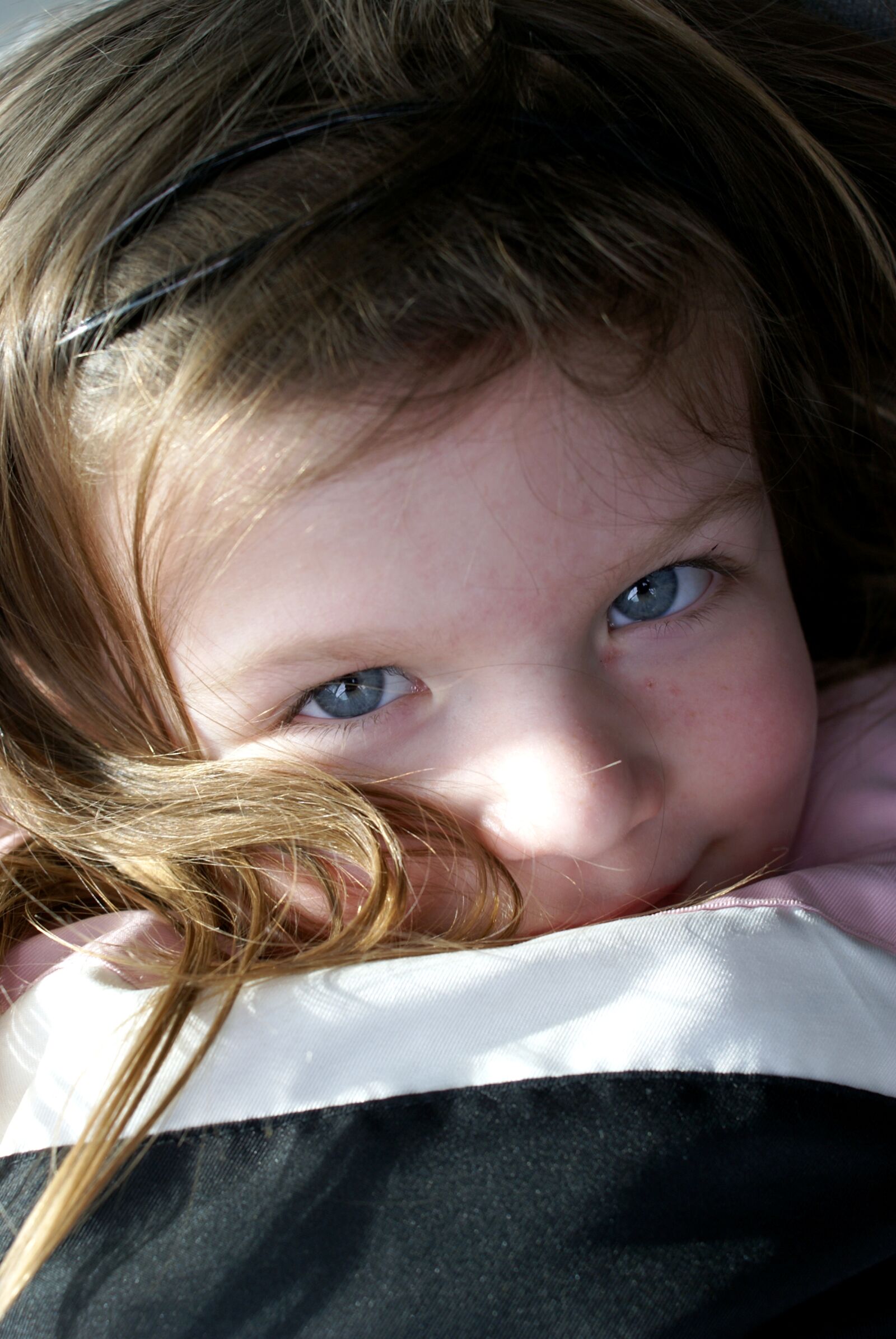 Sony Alpha DSLR-A100 sample photo. Girl, kid, portrait, smiling photography