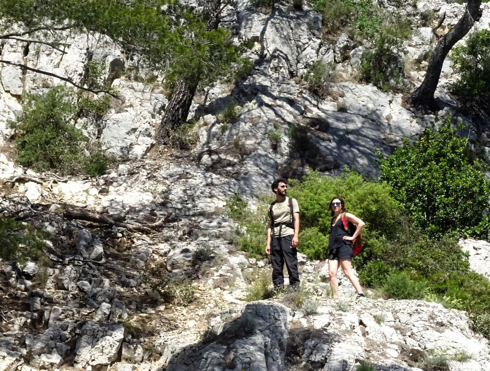 Sony DSC-HX60 sample photo. Calanques, hikers photography