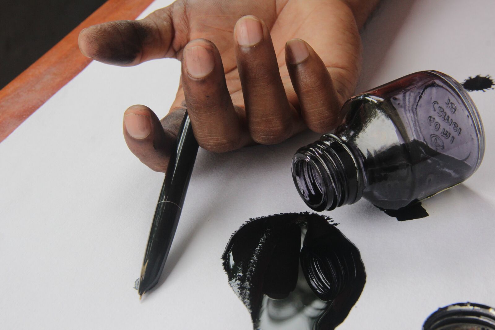 Canon EOS 600D (Rebel EOS T3i / EOS Kiss X5) sample photo. Literature, broken heart, pen photography