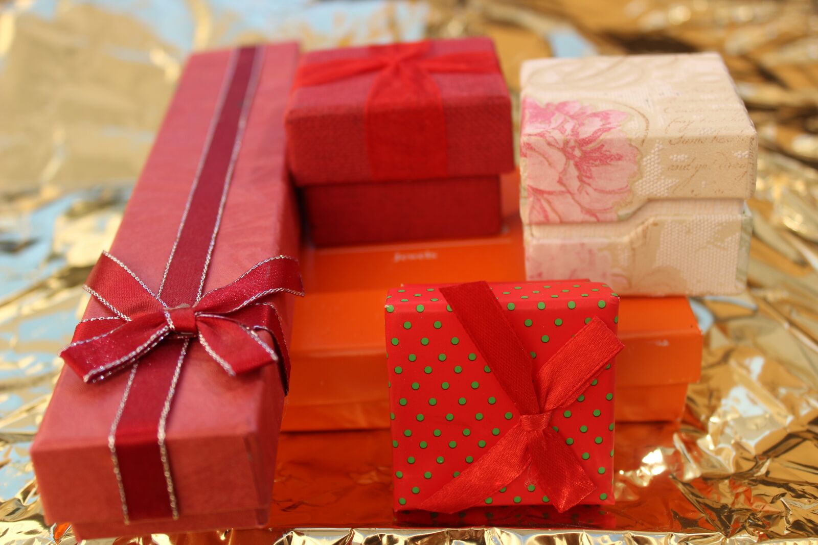 Canon EOS 1300D (EOS Rebel T6 / EOS Kiss X80) sample photo. Gifts, gift, christmas photography