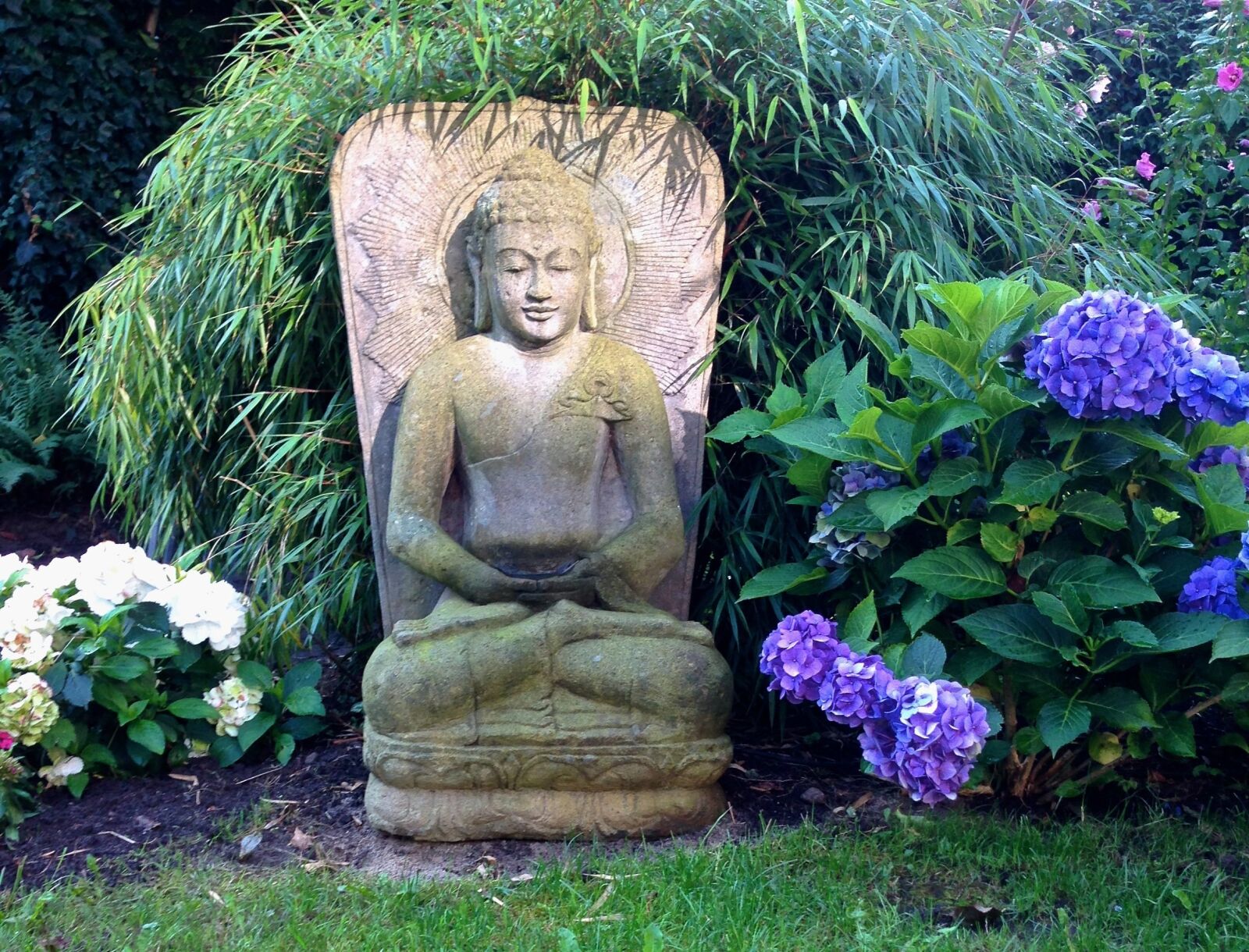 iPhone 5 back camera 4.12mm f/2.4 sample photo. Buddha, garden, sculpture photography
