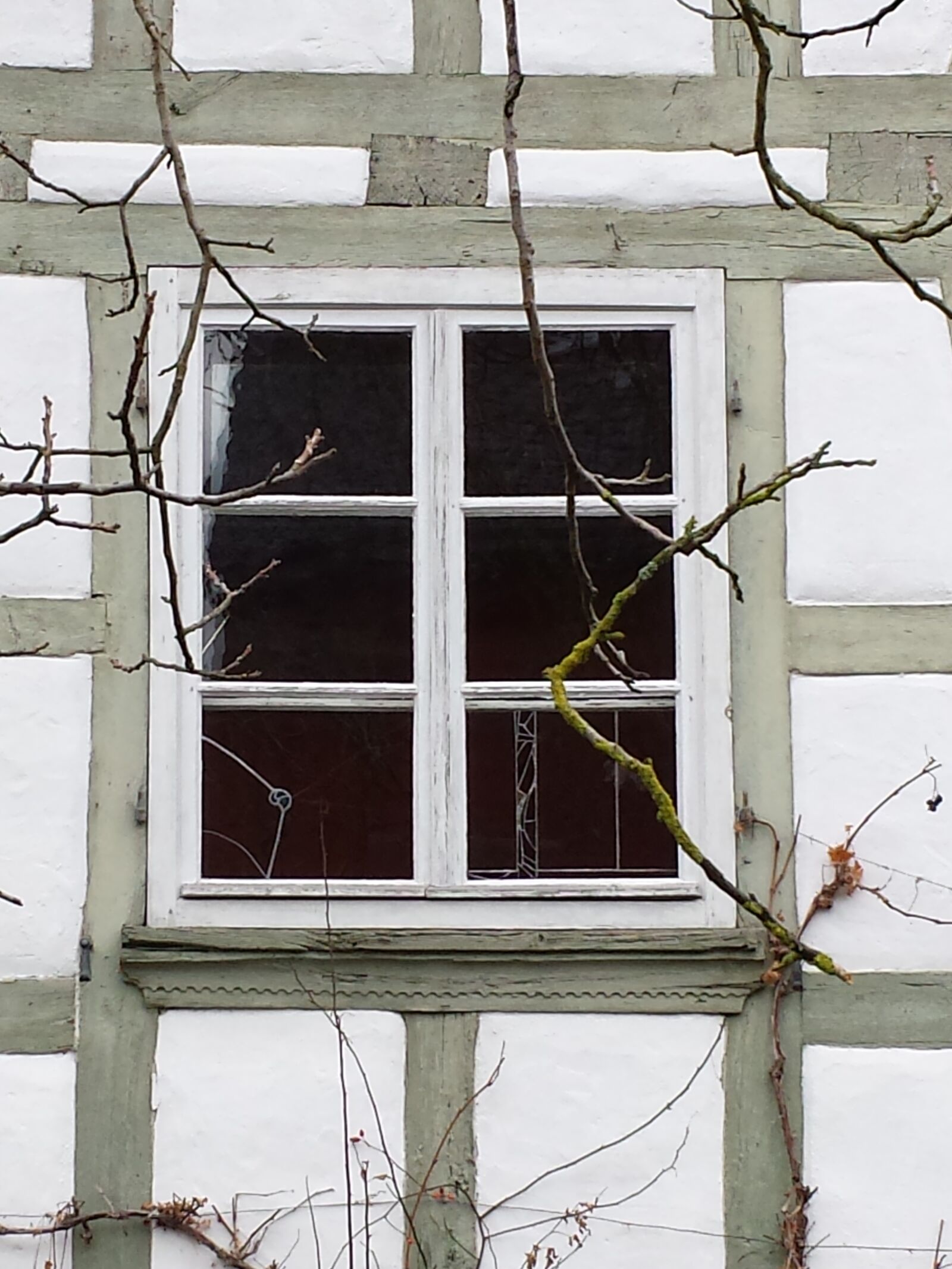 Samsung Galaxy S4 sample photo. Farmhouse, window, truss photography