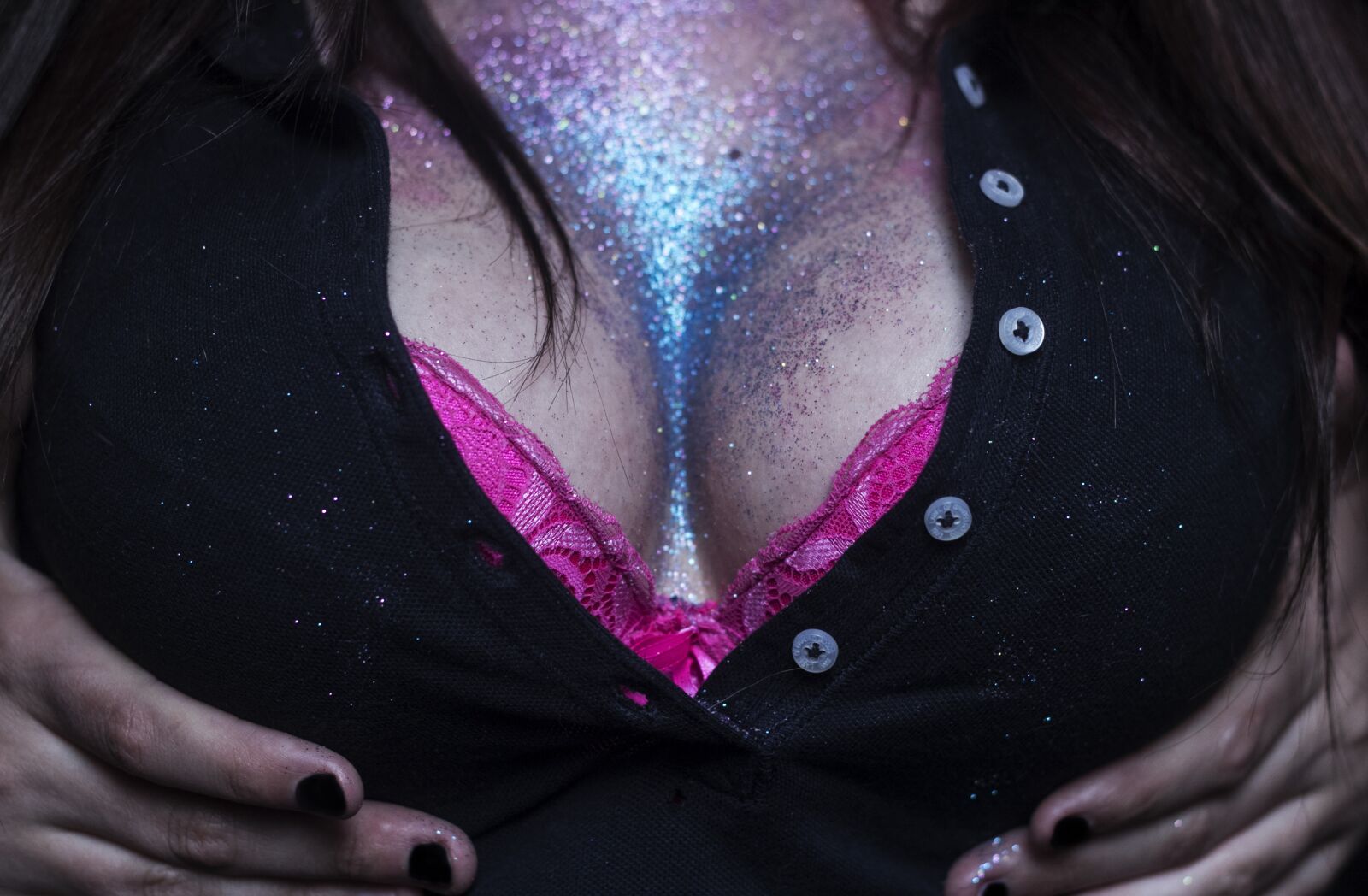 Canon EOS 60D + Canon EF 50mm F1.8 II sample photo. Breast, tinsel, photo photography