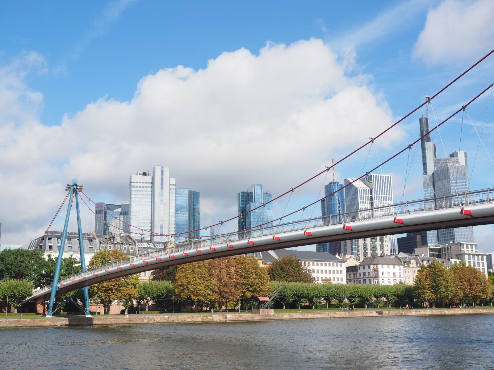 Olympus OM-D E-M1 + Olympus M.Zuiko Digital ED 12-40mm F2.8 Pro sample photo. Holbeinsteg, pedestrian bridge, frankfurt photography