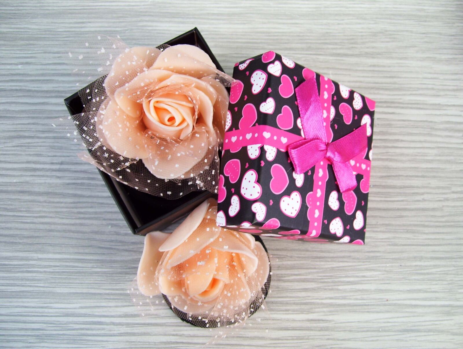 Kodak EASYSHARE C653 ZOOM DIGITAL CAMERA sample photo. Box, rose, gift photography